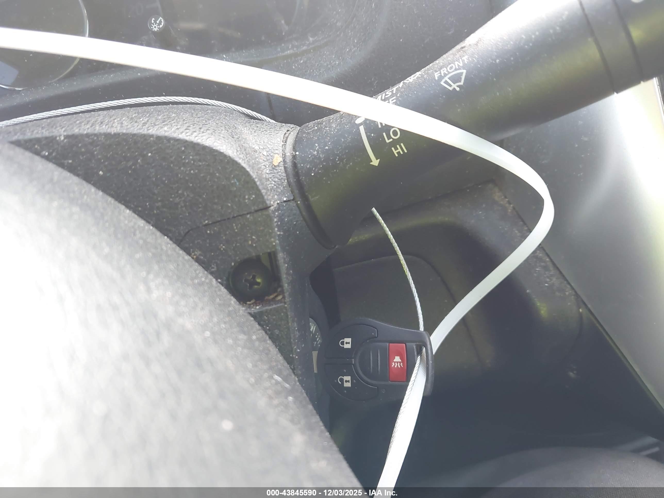 NISSAN VERSA image 11