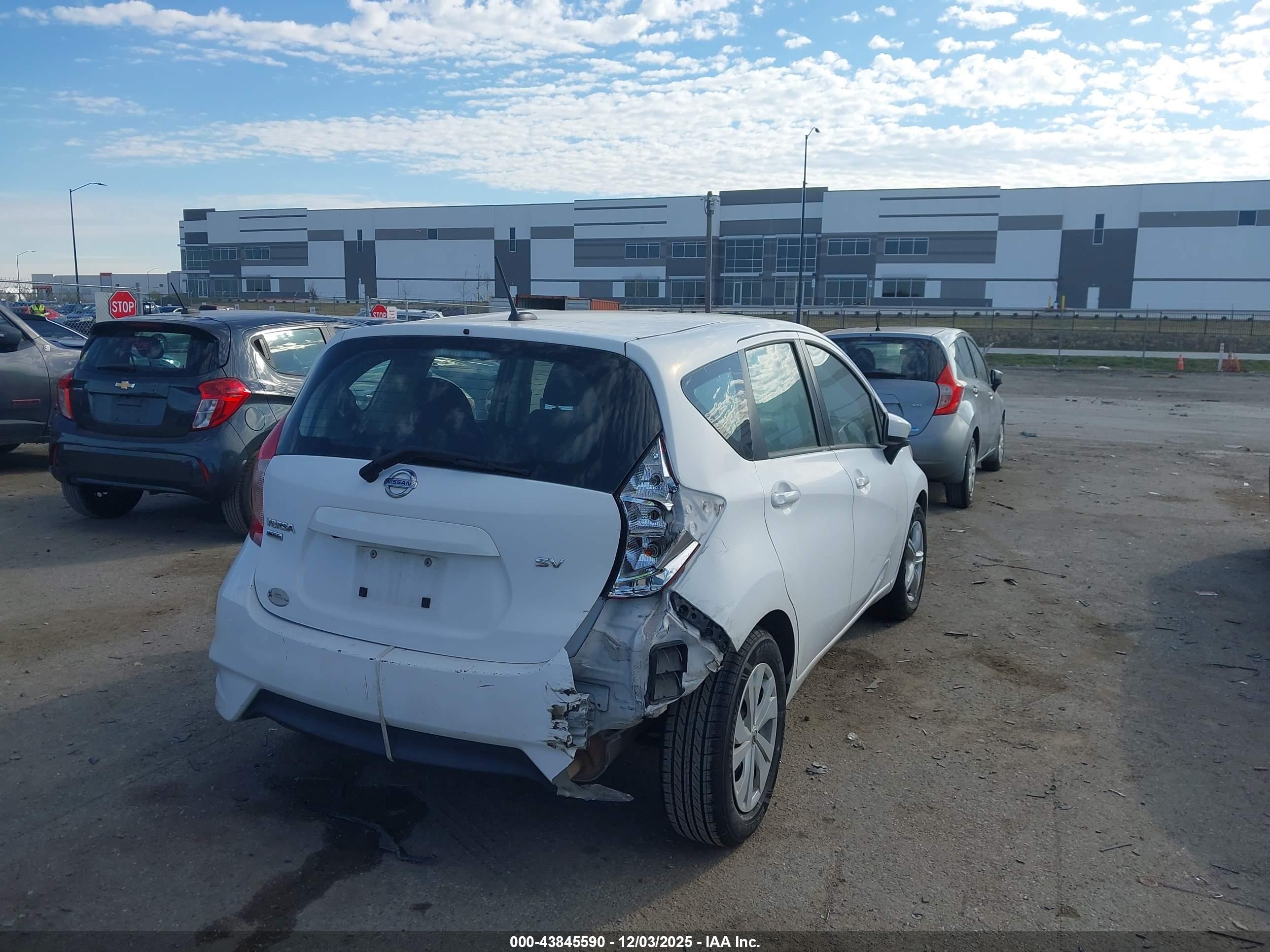 NISSAN VERSA image 4