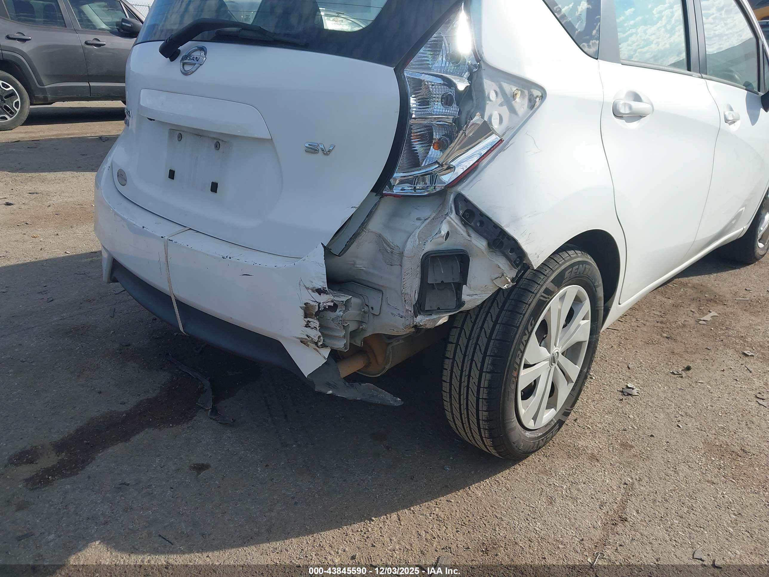 NISSAN VERSA image 6