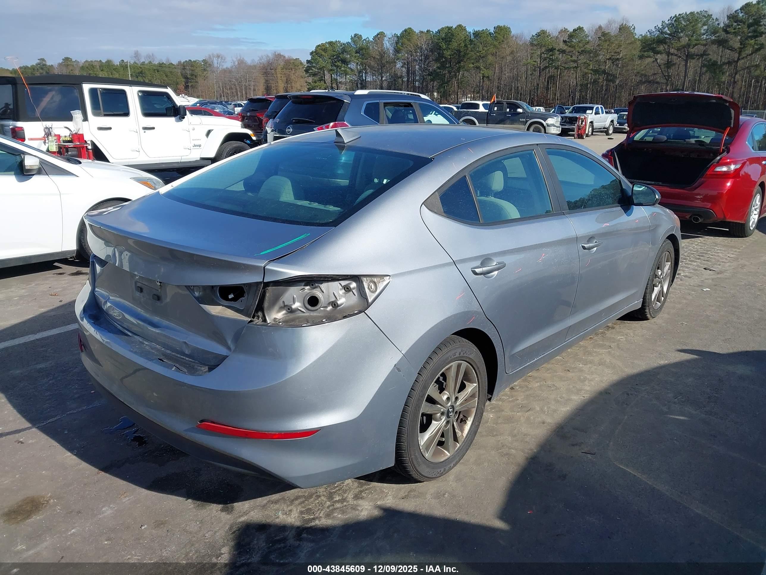 HYUNDAI ELANTRA image 4