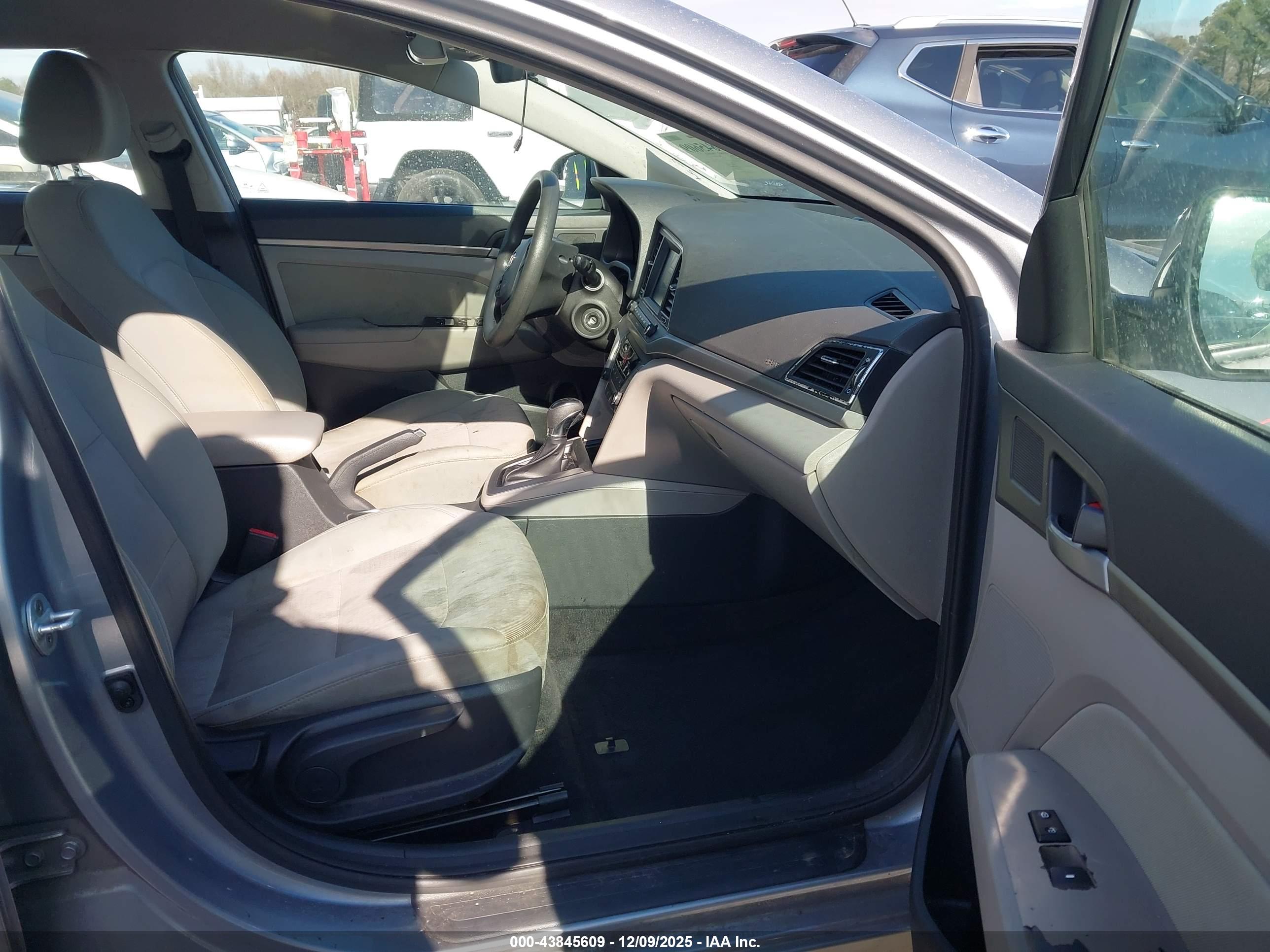 HYUNDAI ELANTRA image 5