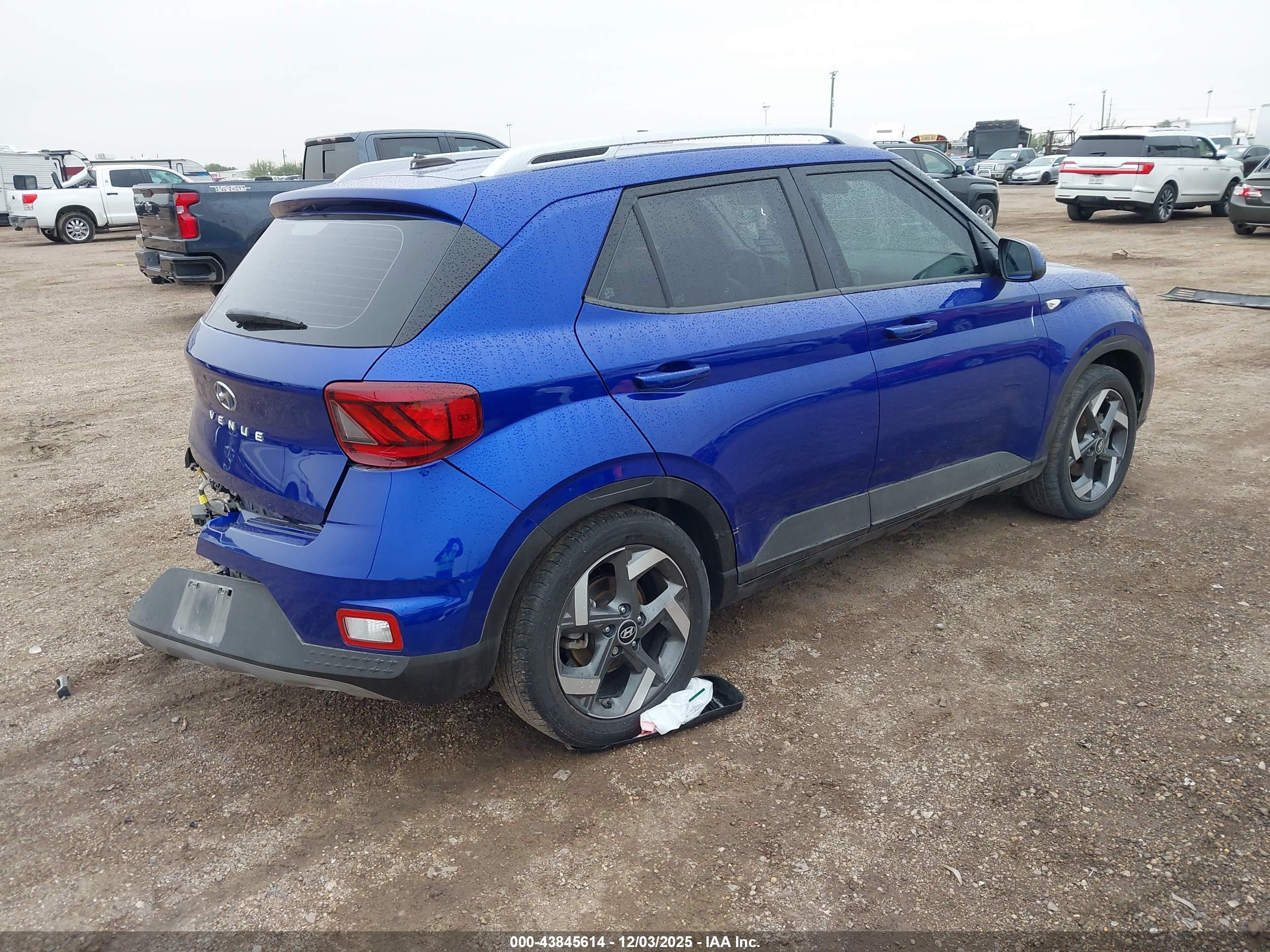 HYUNDAI VENUE image 4