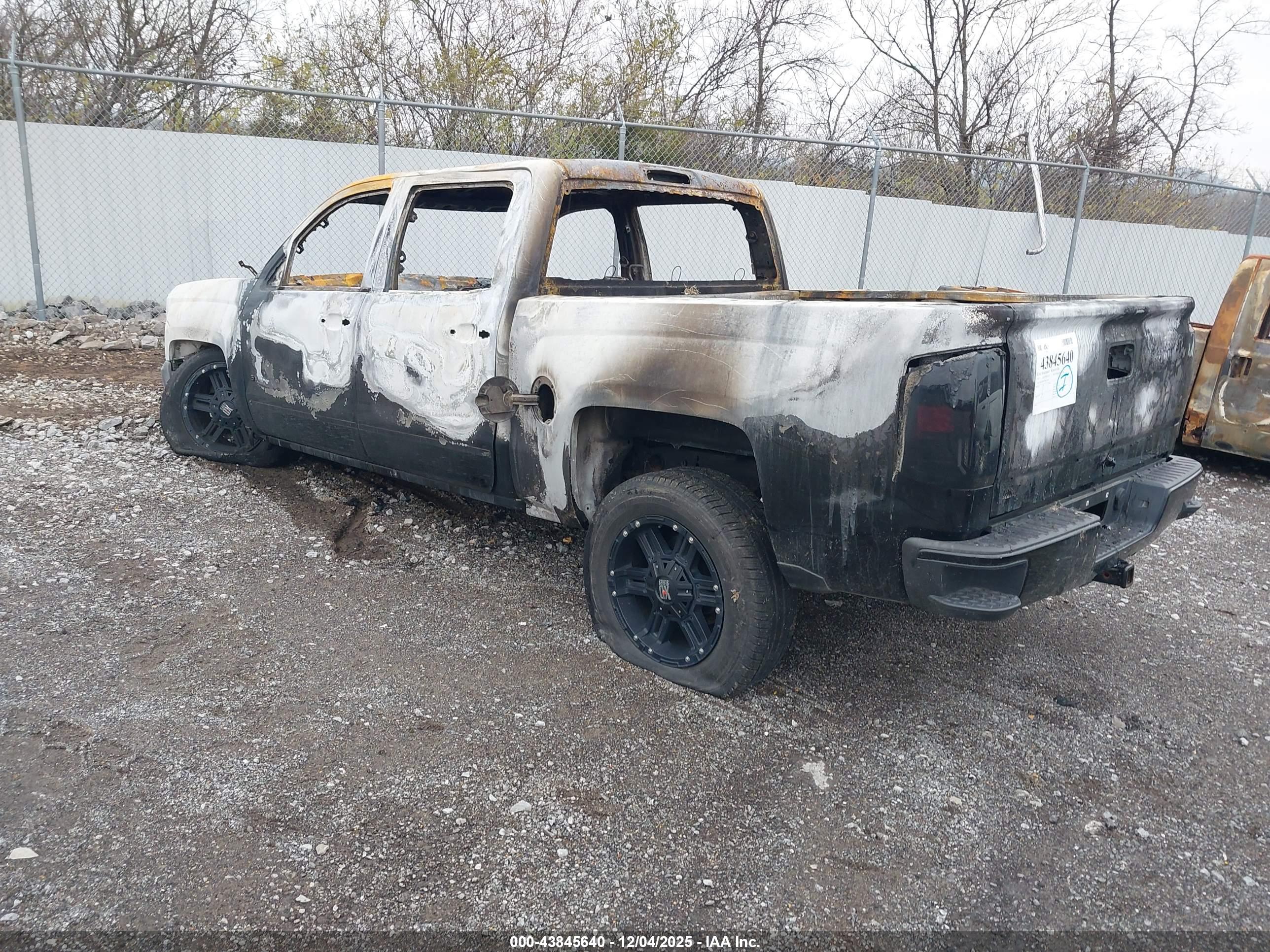 CHEVROLET SILVERADO image 3