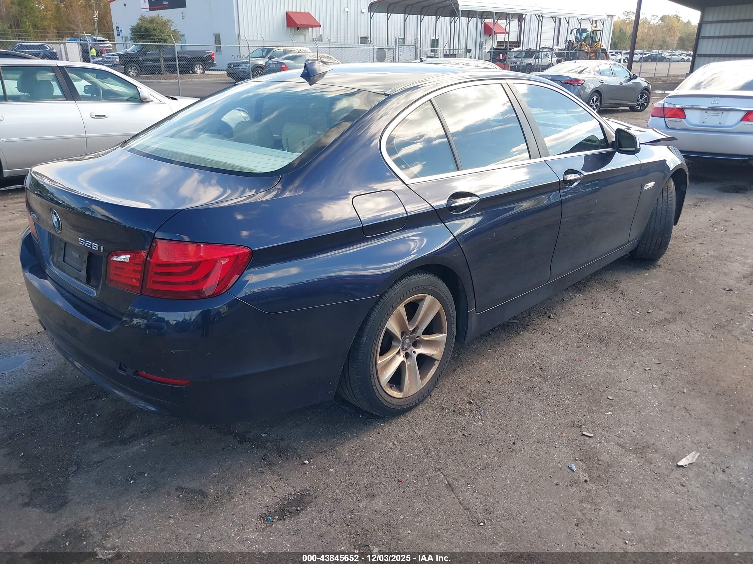BMW 528I image 4