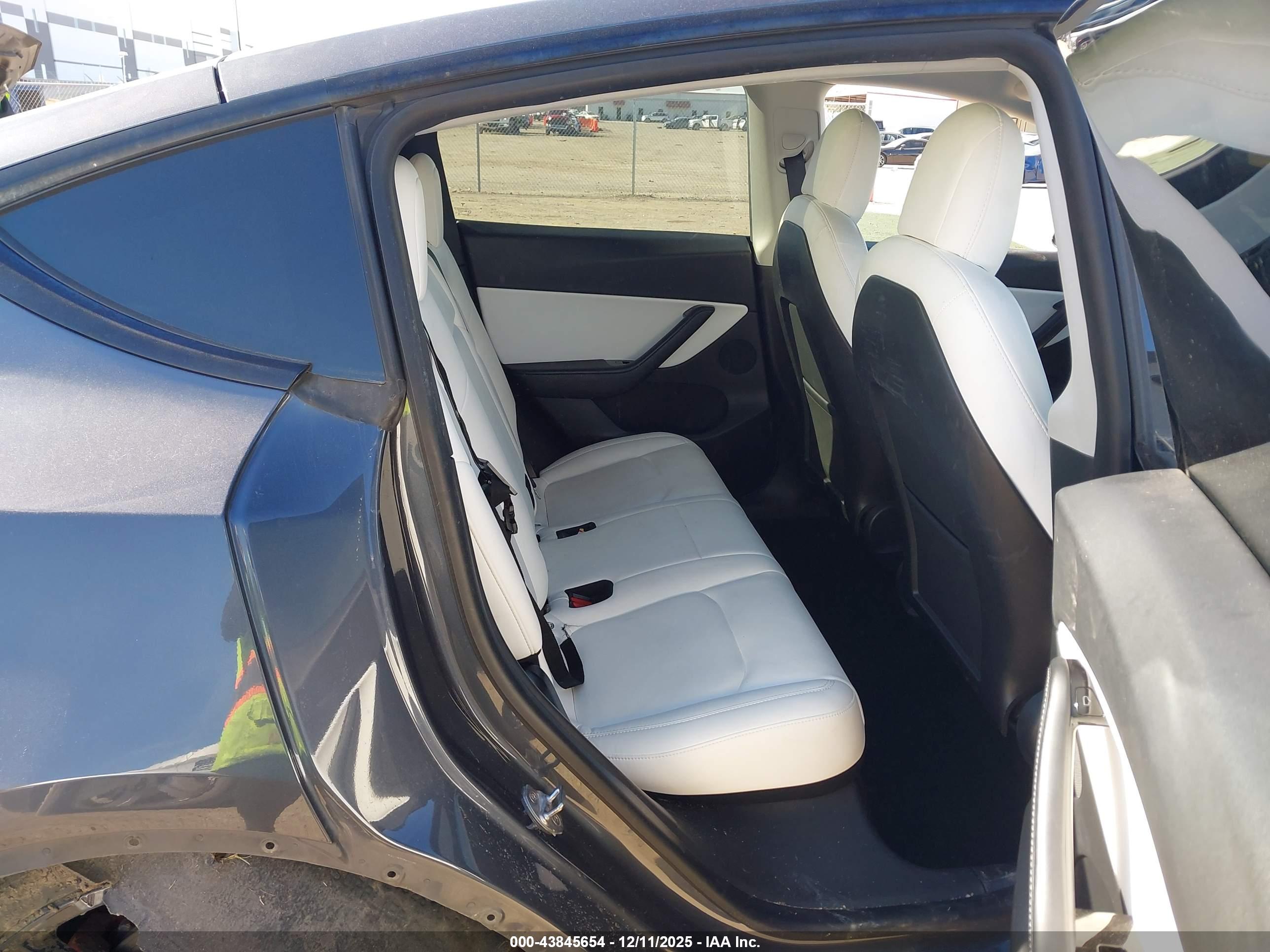 TESLA MODEL image 8