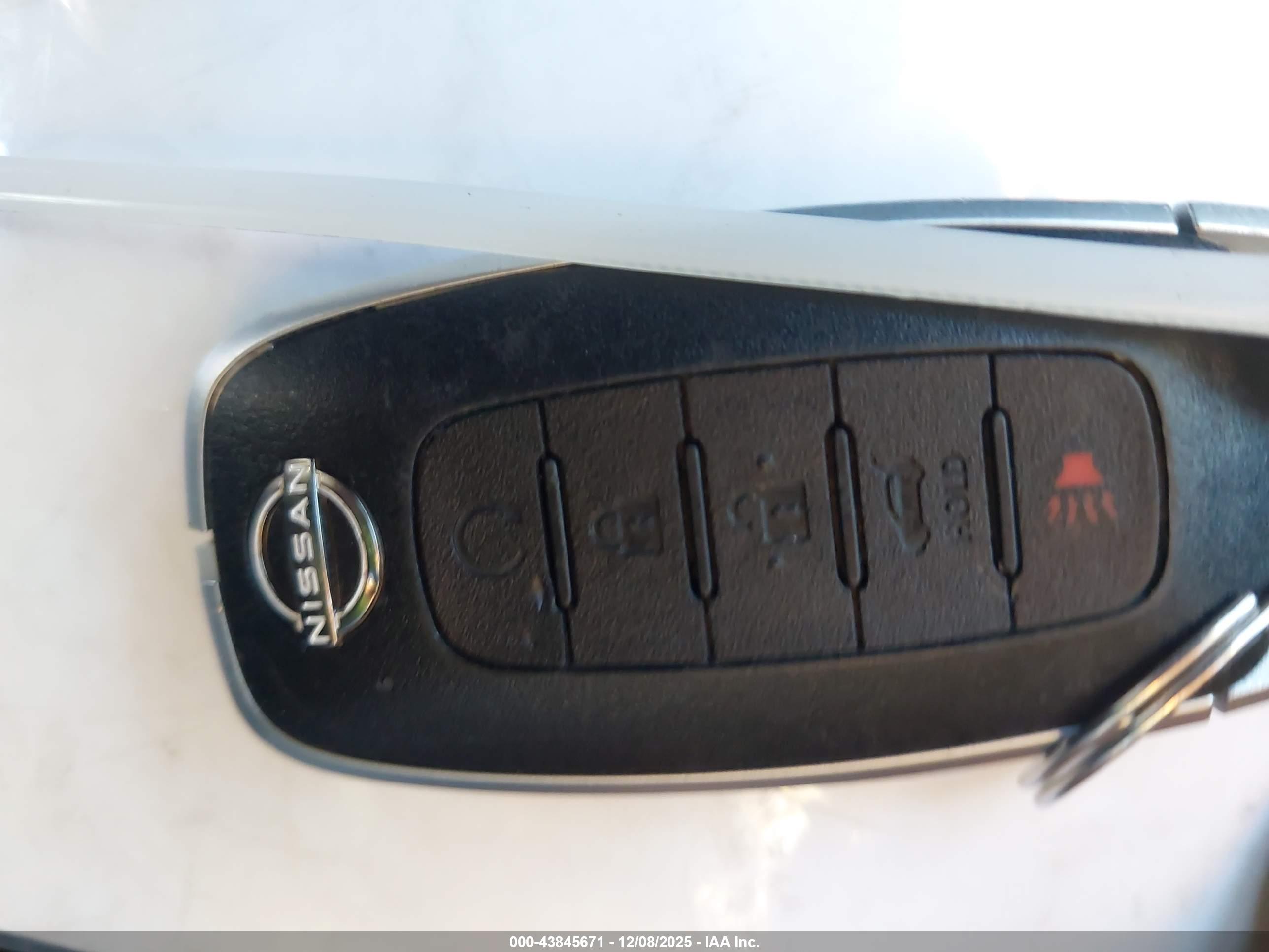 NISSAN ROGUE image 11