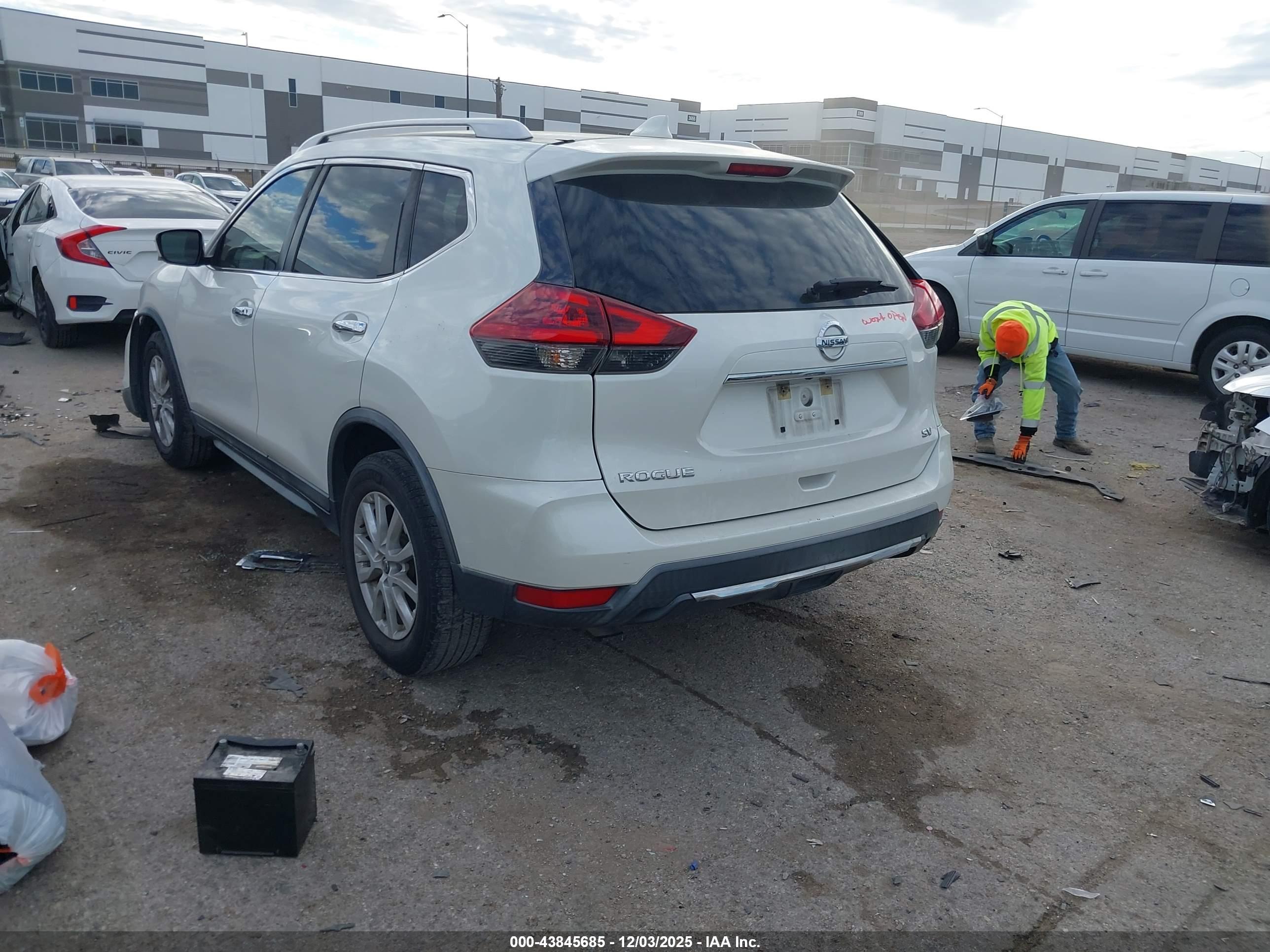 NISSAN ROGUE image 3