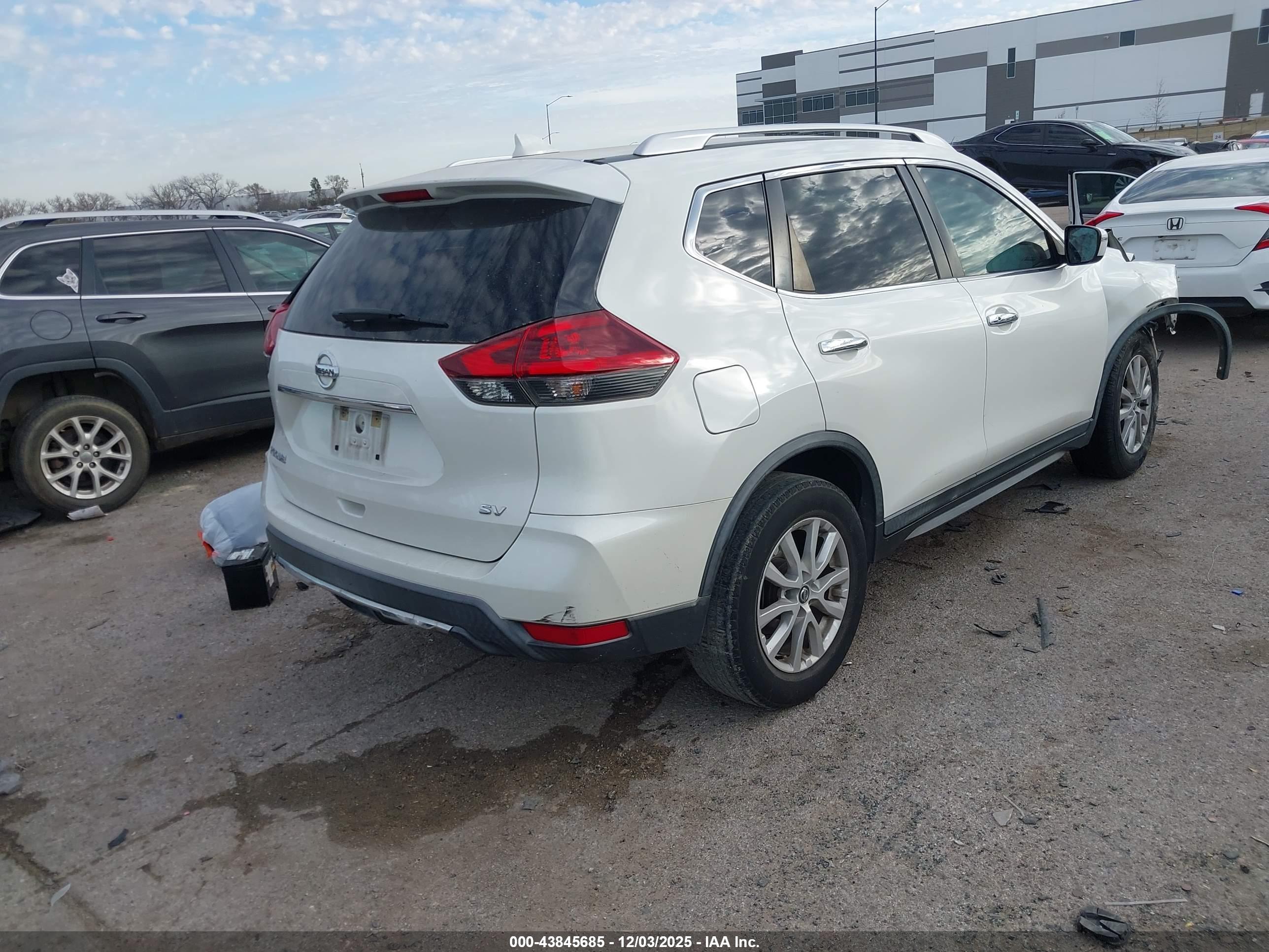 NISSAN ROGUE image 4
