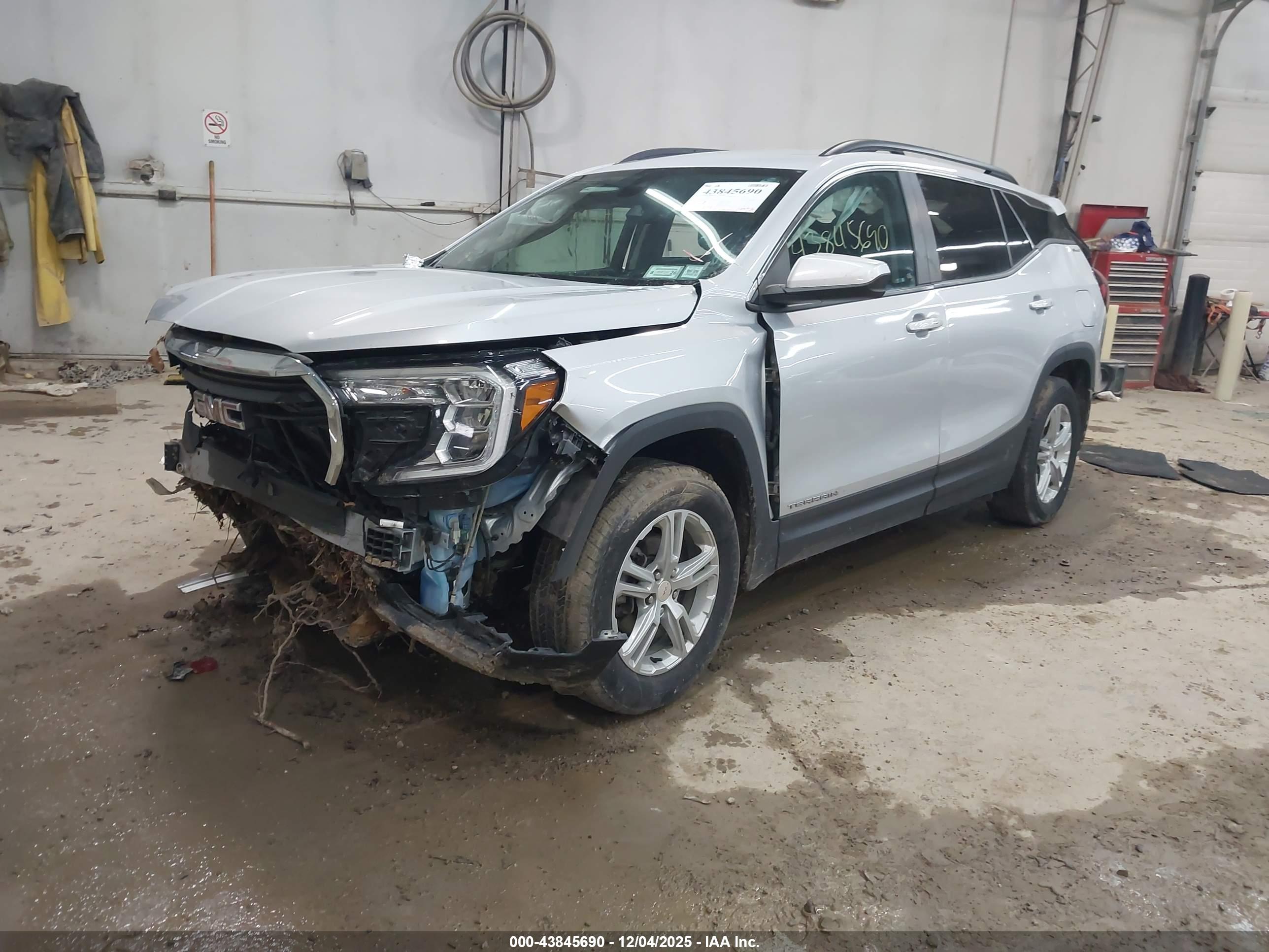 GMC TERRAIN image 2