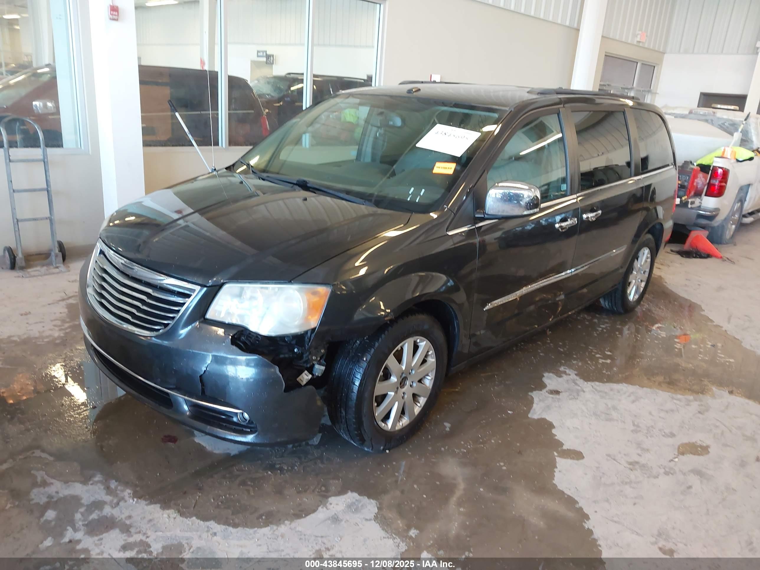 CHRYSLER TOWN image 2