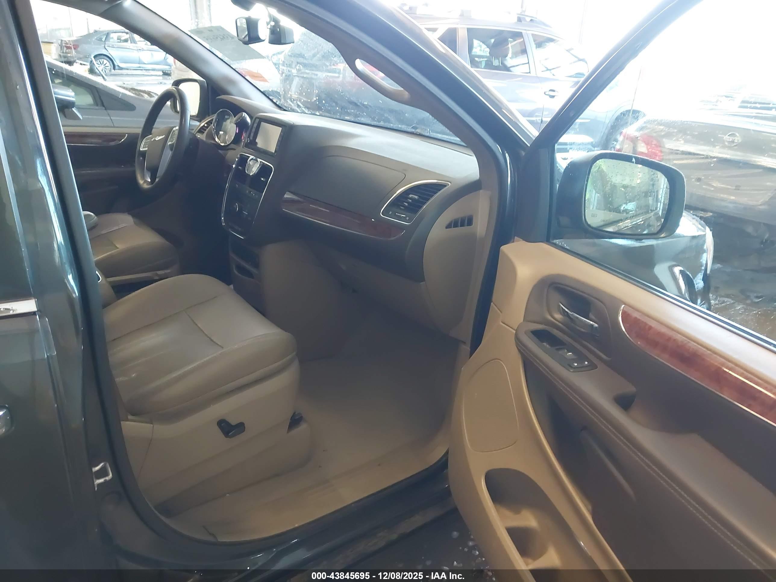 CHRYSLER TOWN image 5