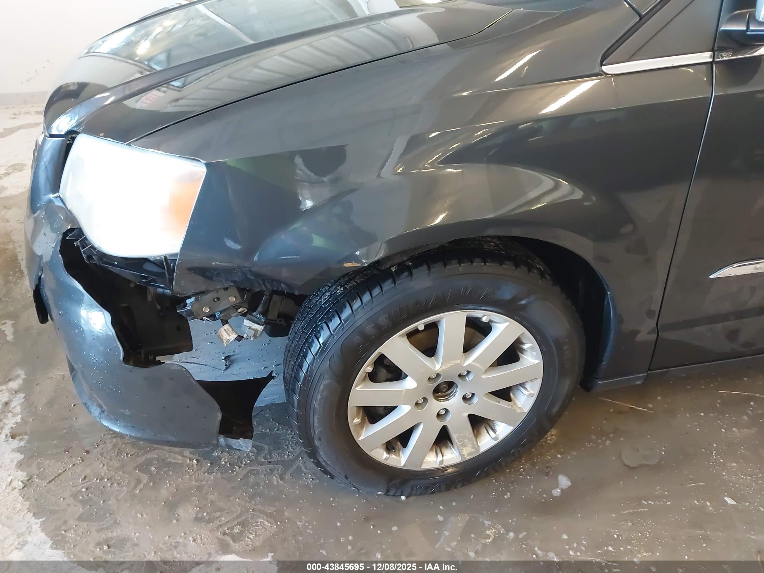 CHRYSLER TOWN image 6
