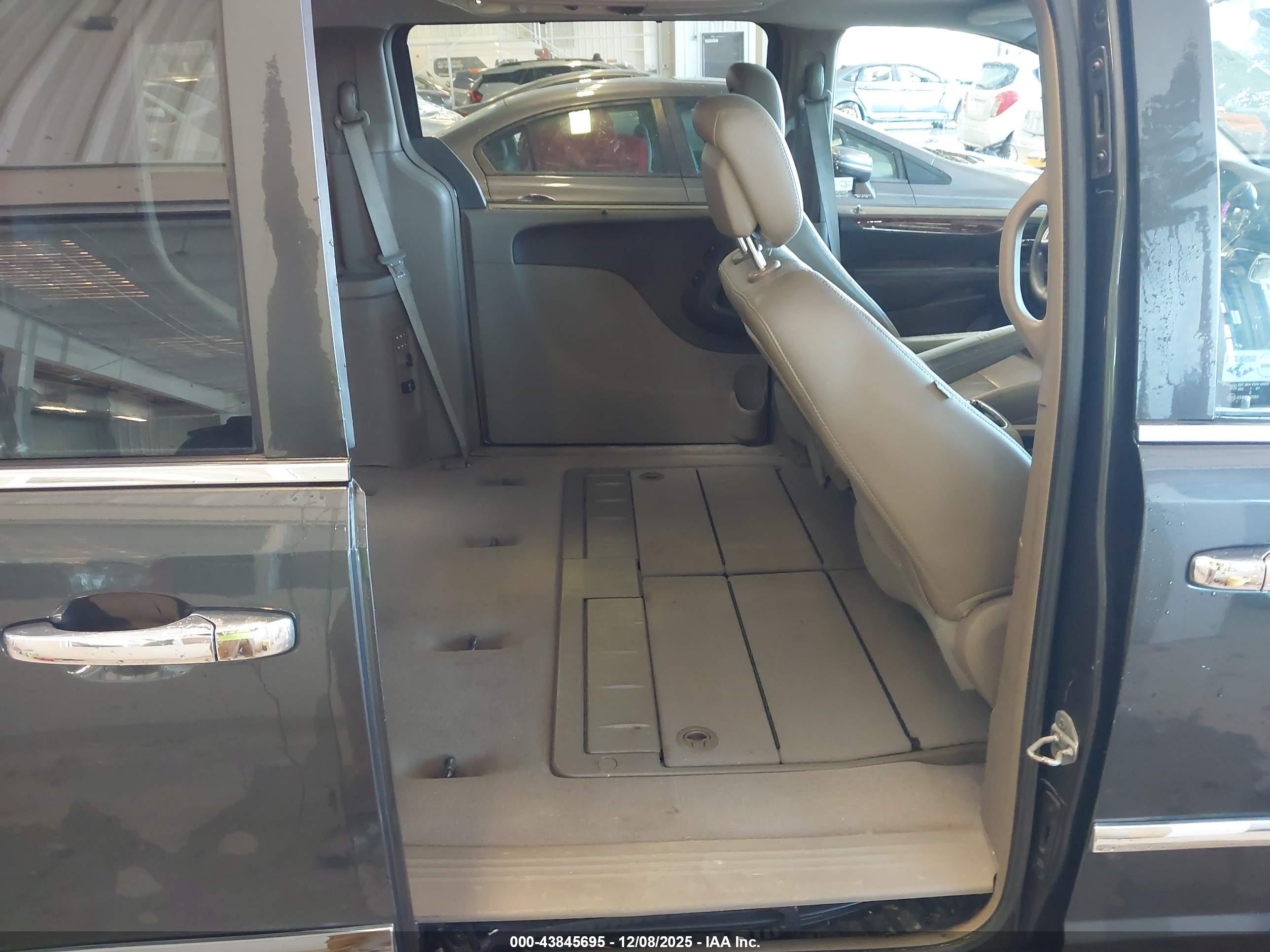 CHRYSLER TOWN image 8