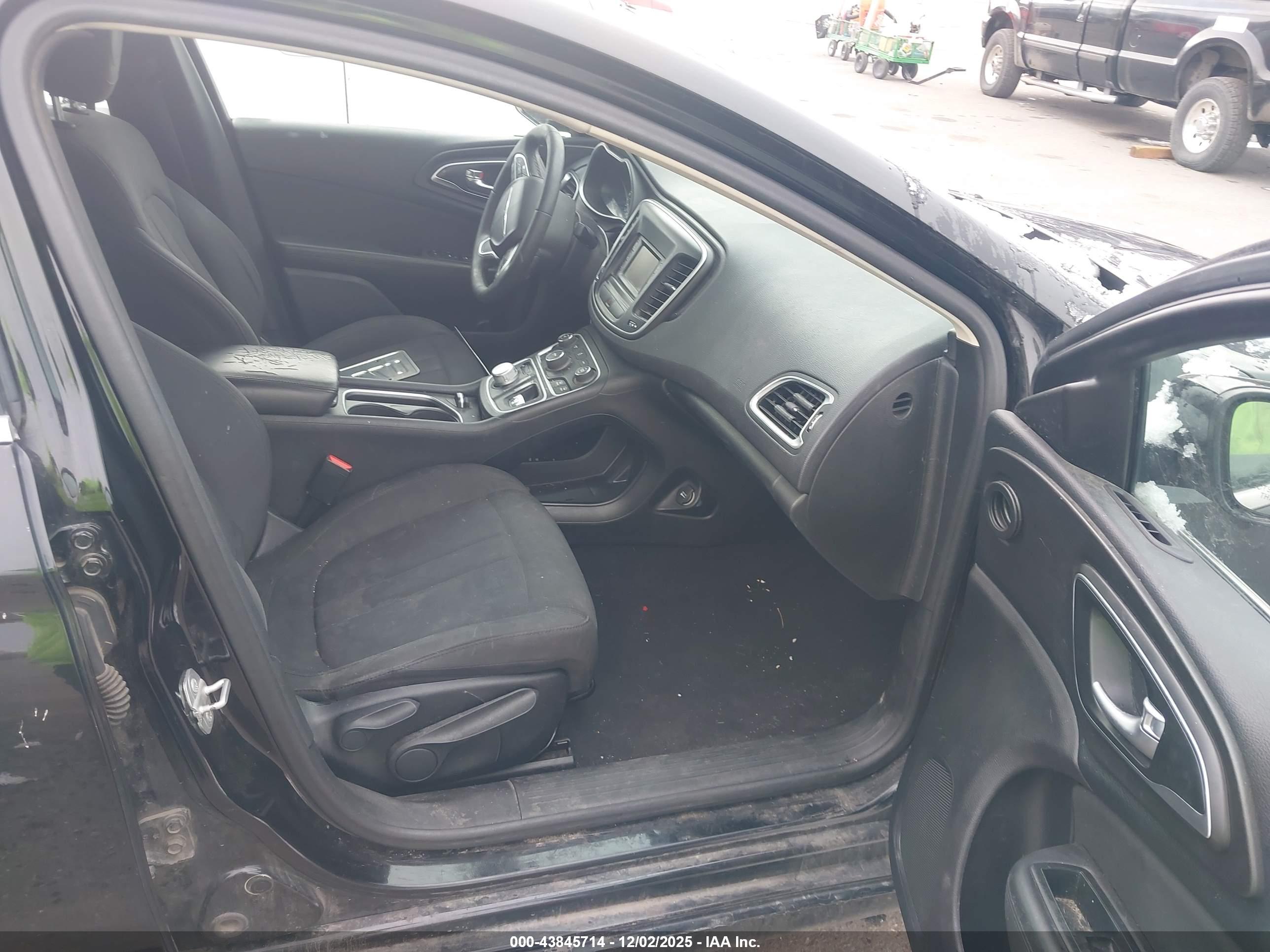 CHRYSLER 200 image 5