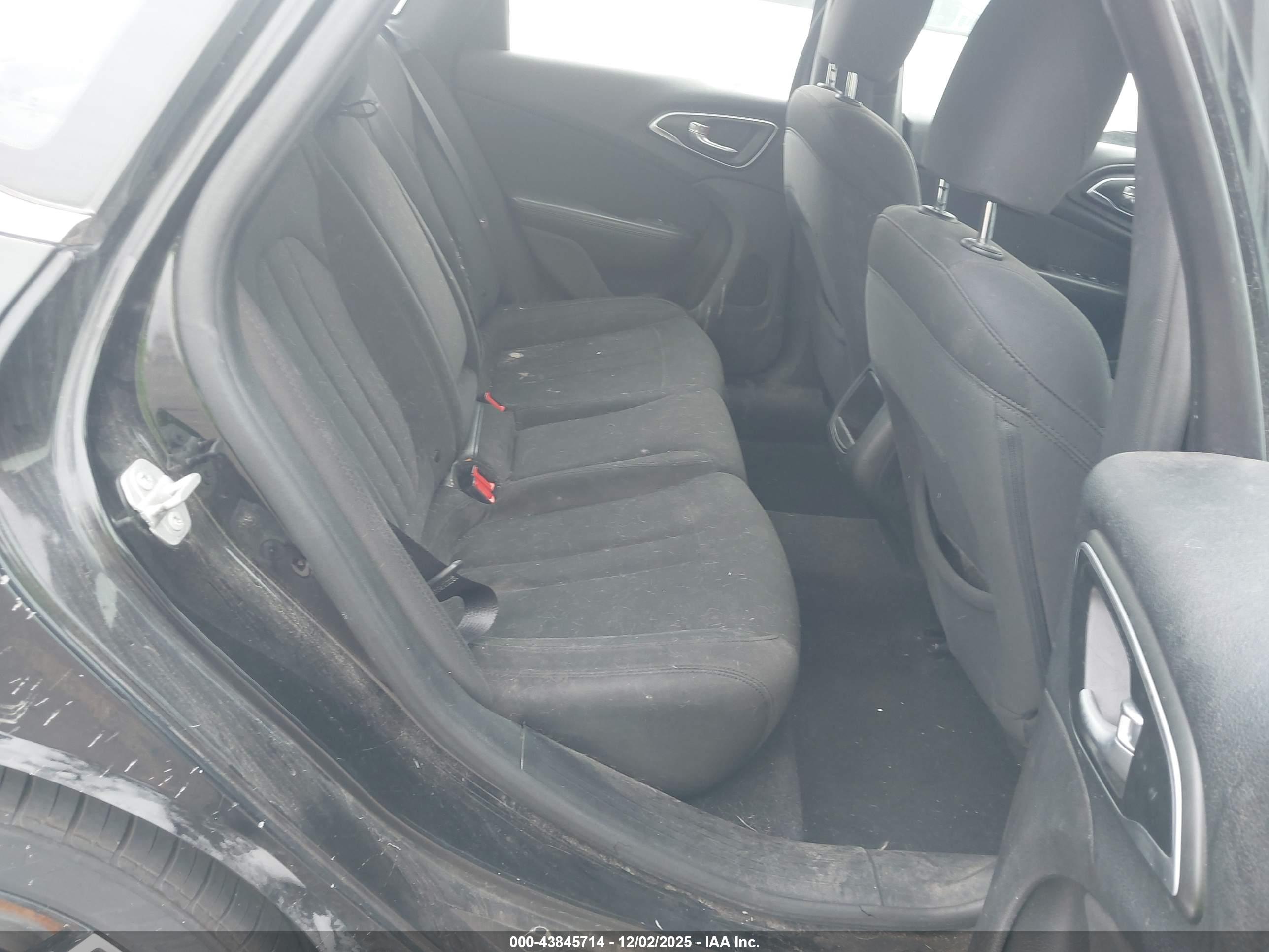CHRYSLER 200 image 8