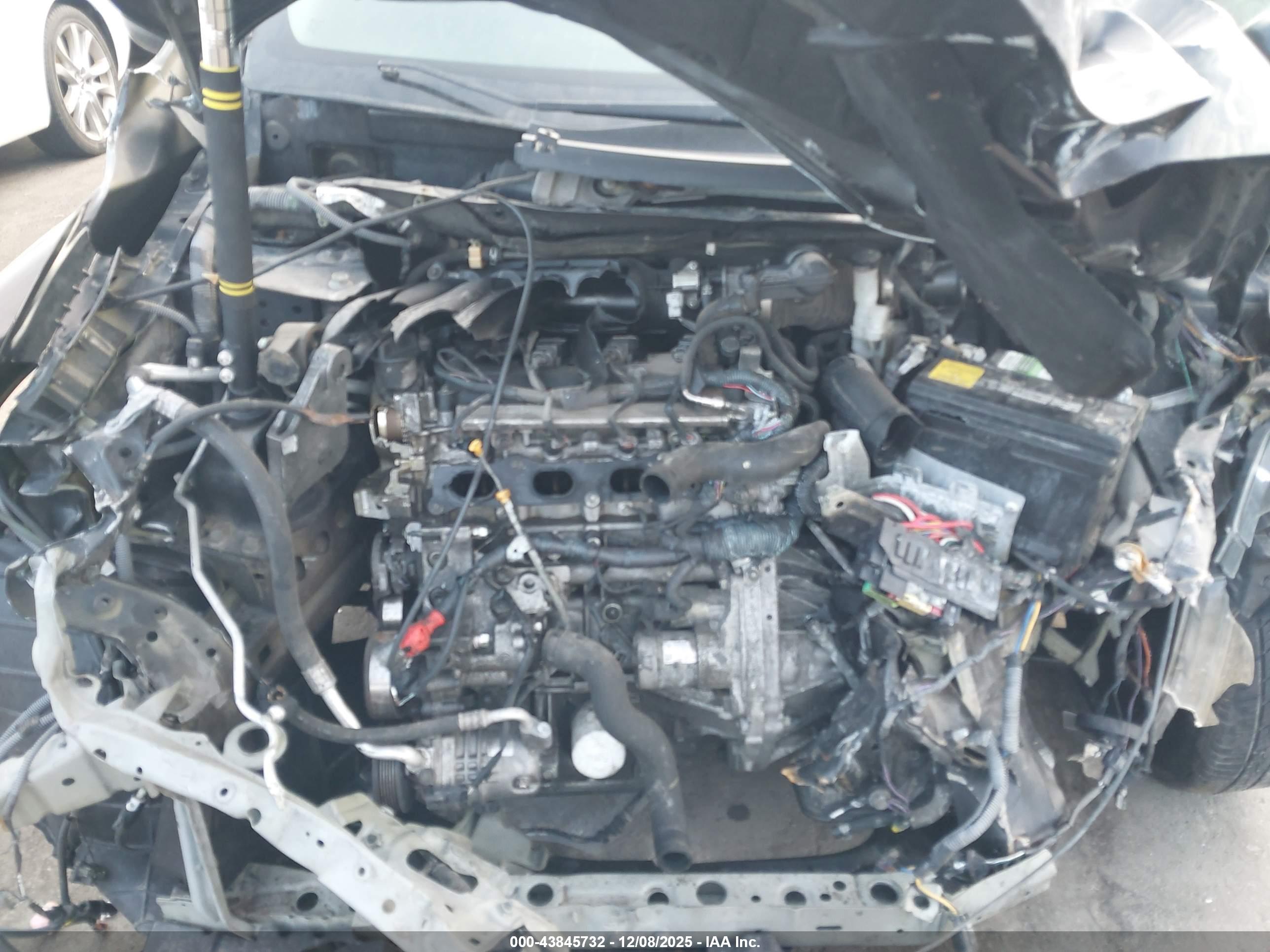 NISSAN VERSA image 10