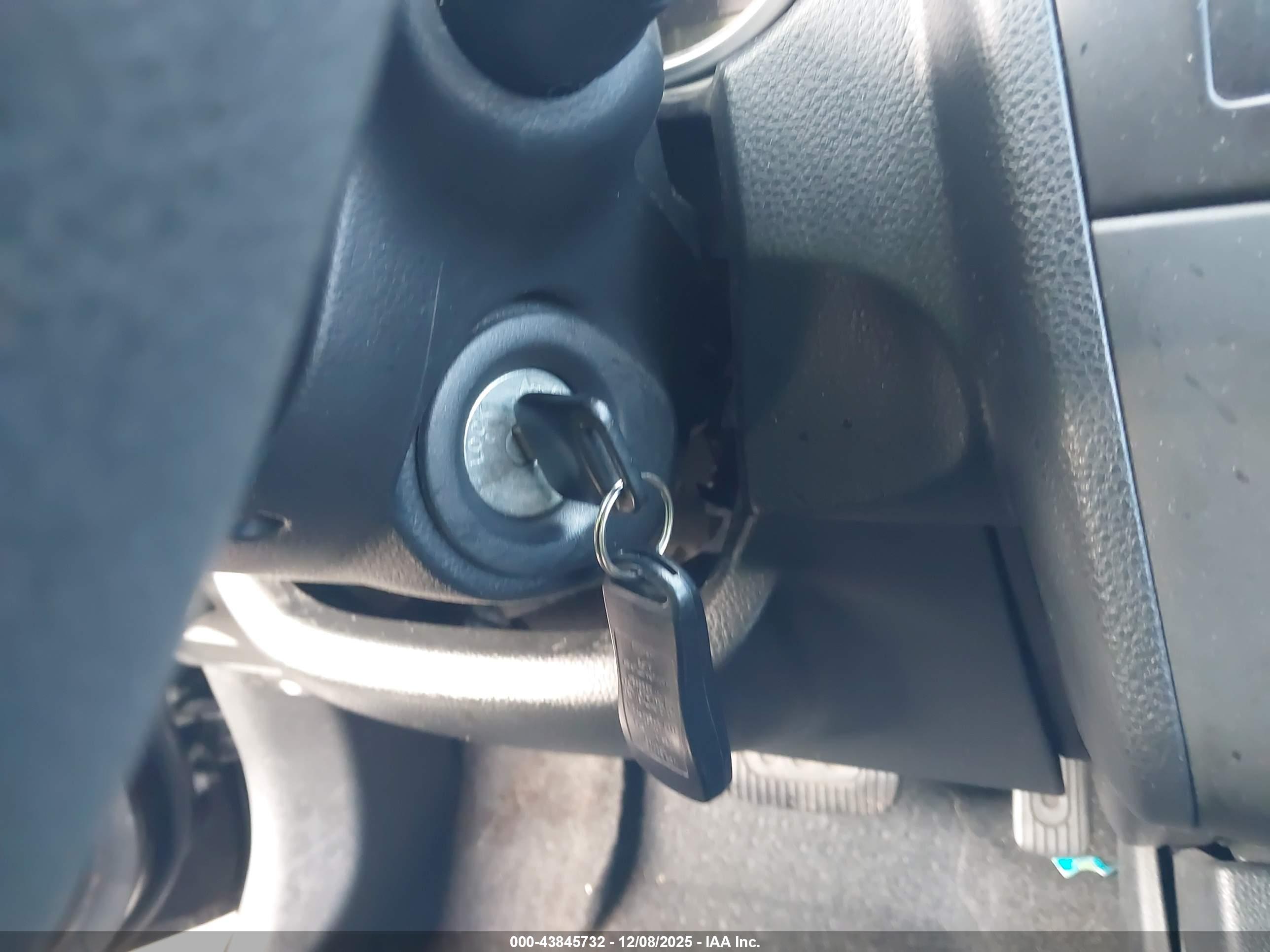 NISSAN VERSA image 11