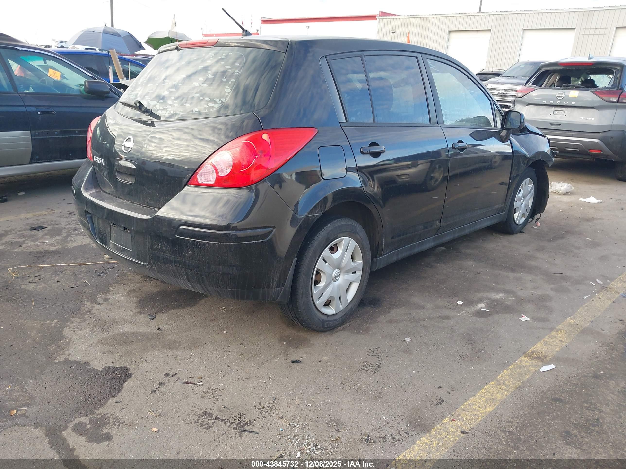 NISSAN VERSA image 4