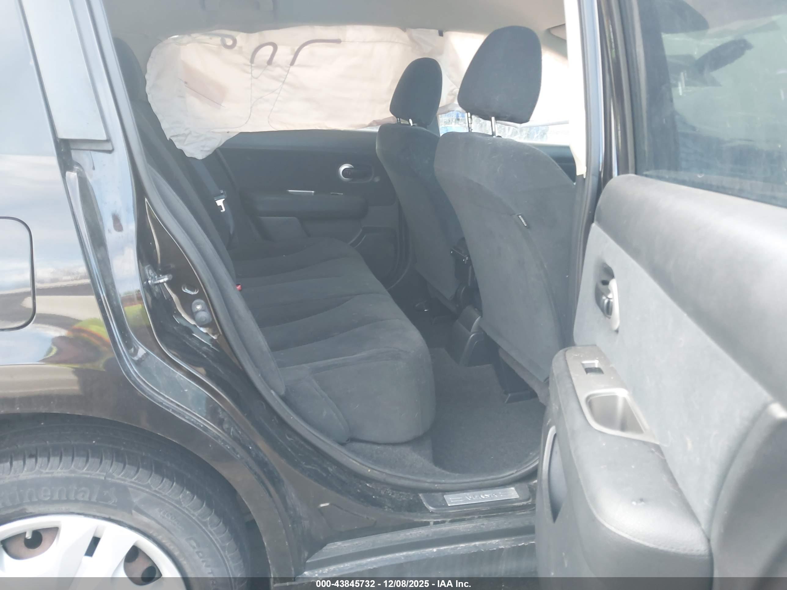 NISSAN VERSA image 8