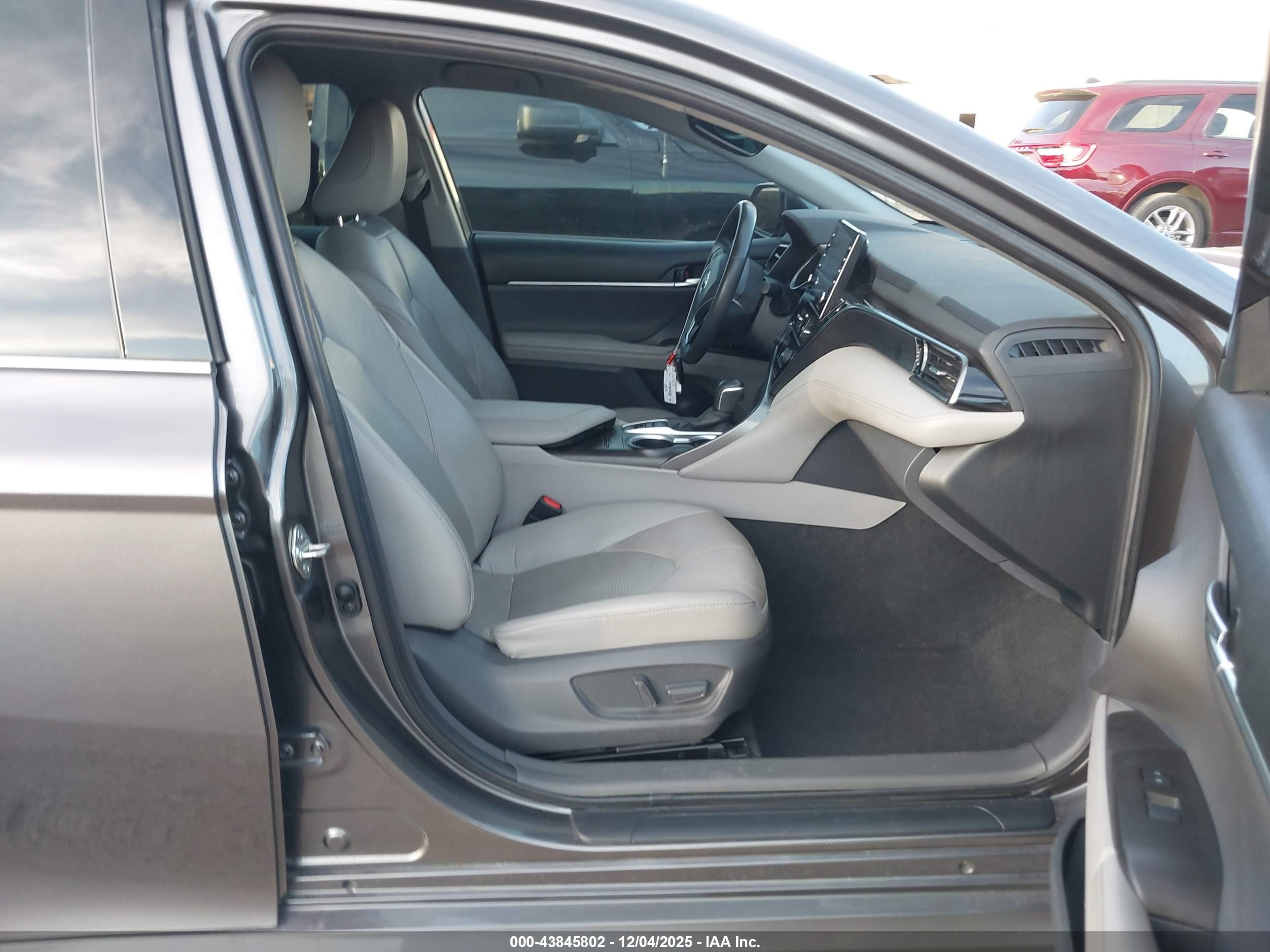 TOYOTA CAMRY image 5