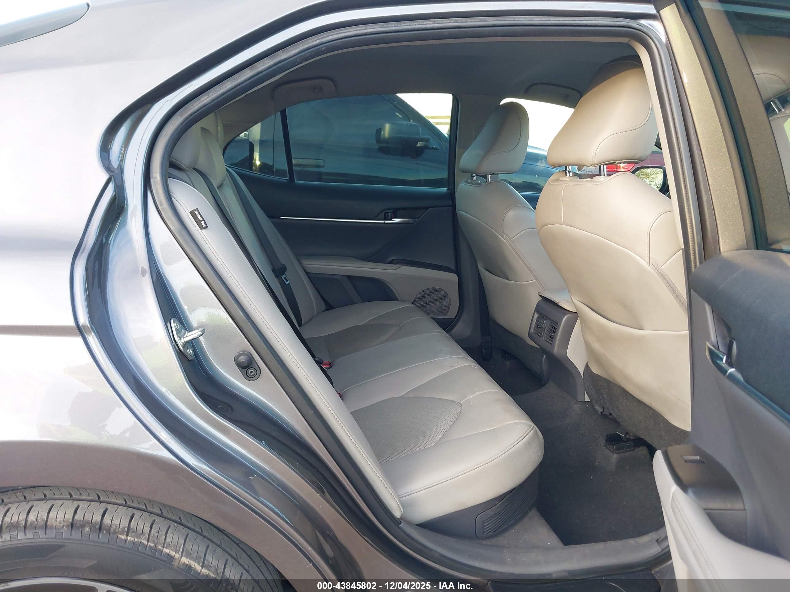 TOYOTA CAMRY image 8