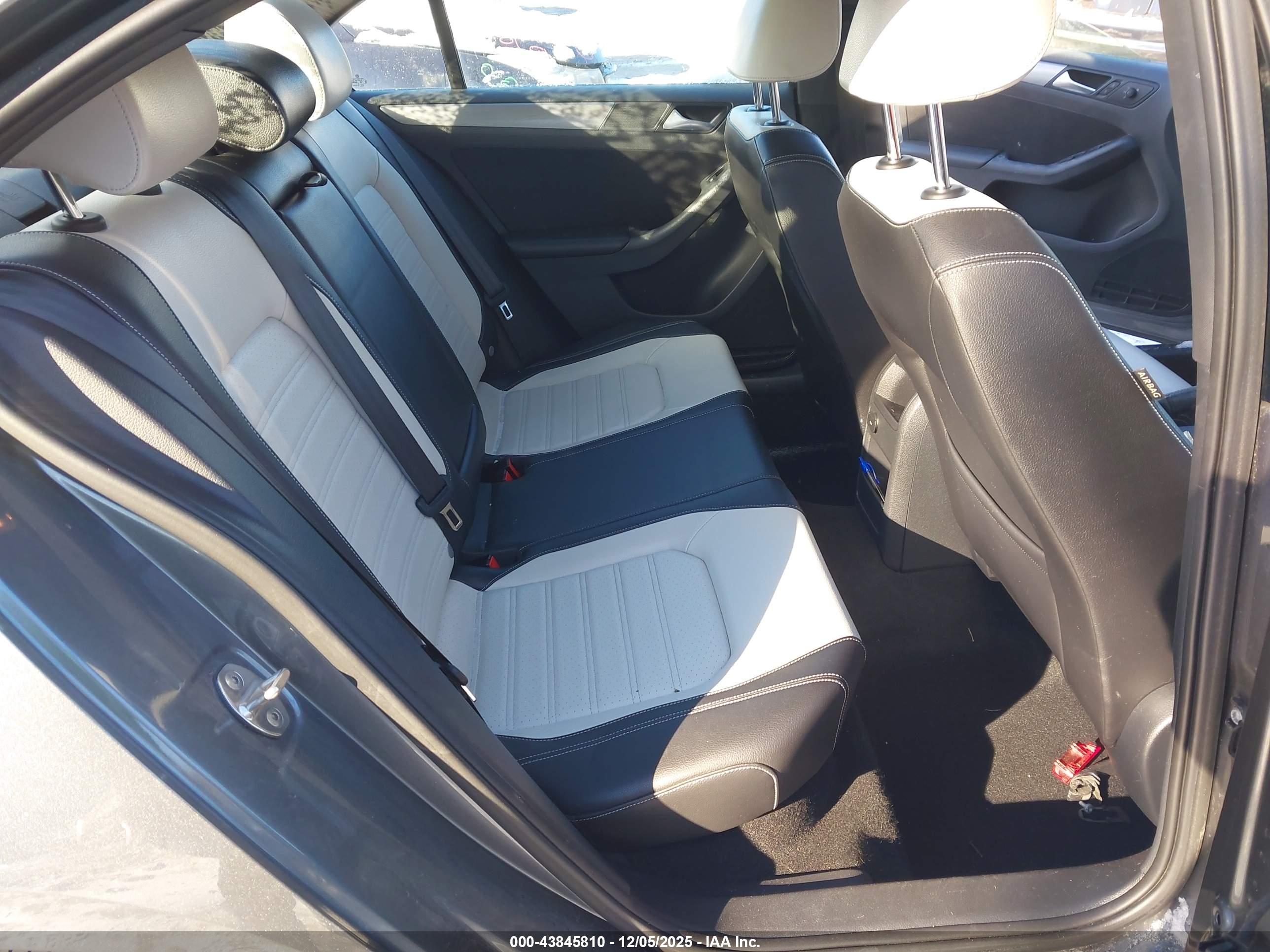 VOLKSWAGEN JETTA image 8