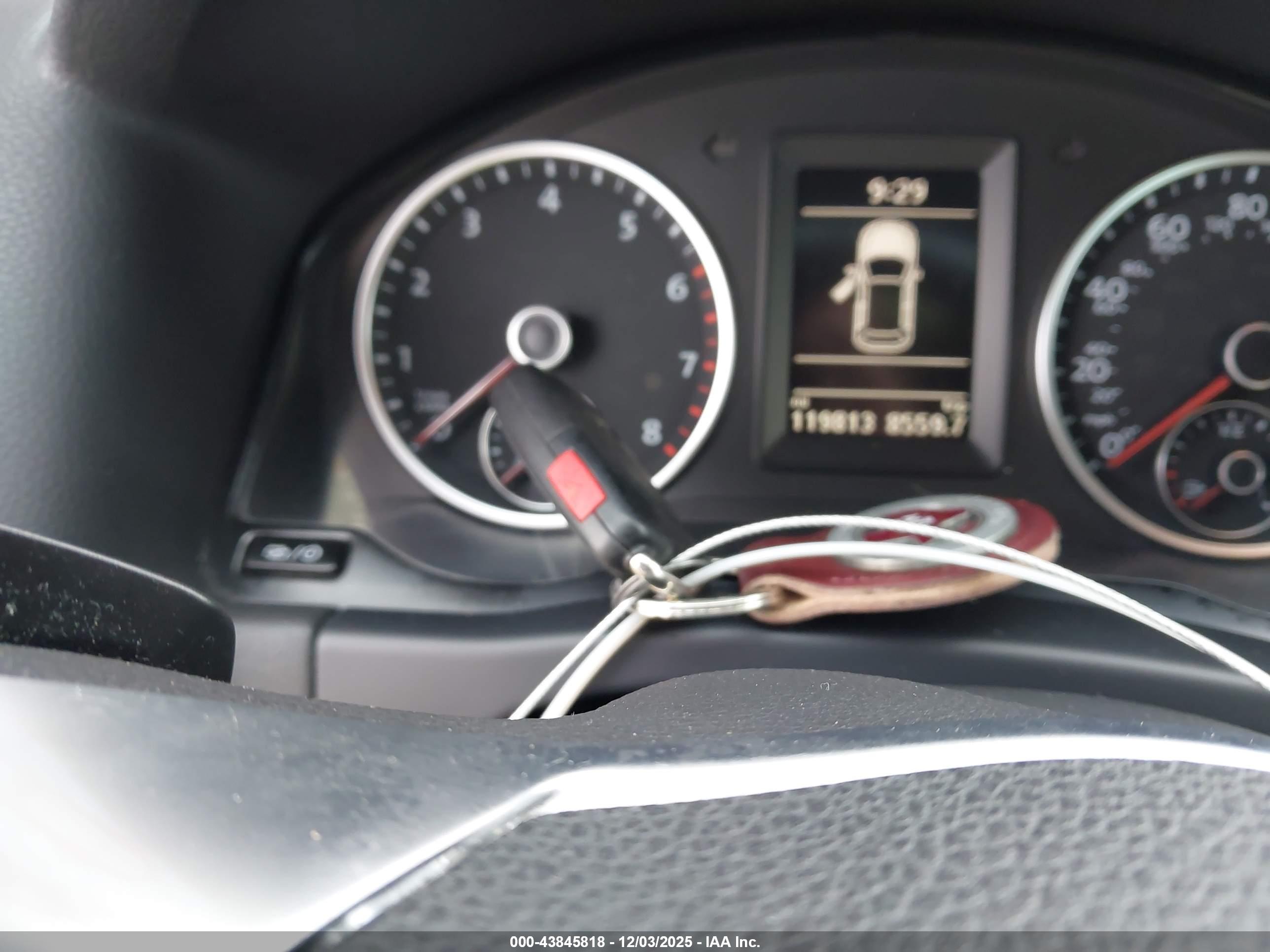 VOLKSWAGEN TIGUAN image 11