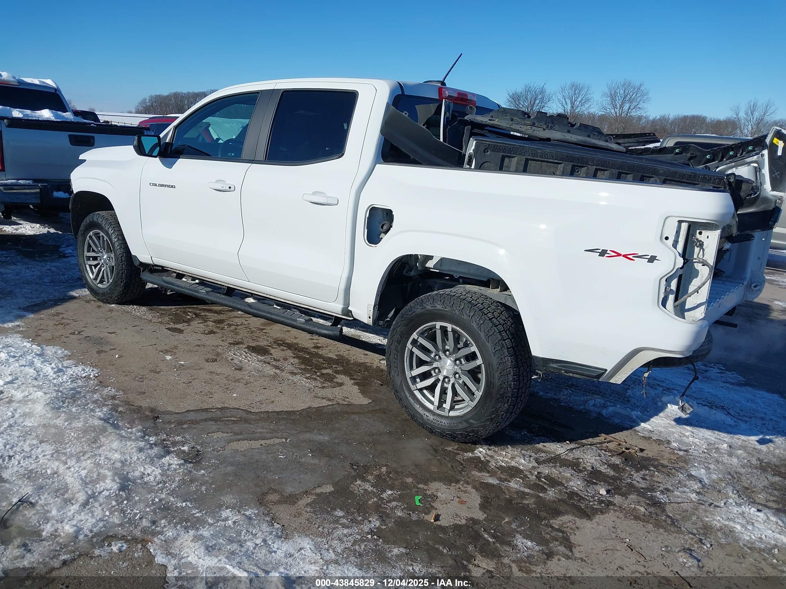 CHEVROLET COLORADO image 3