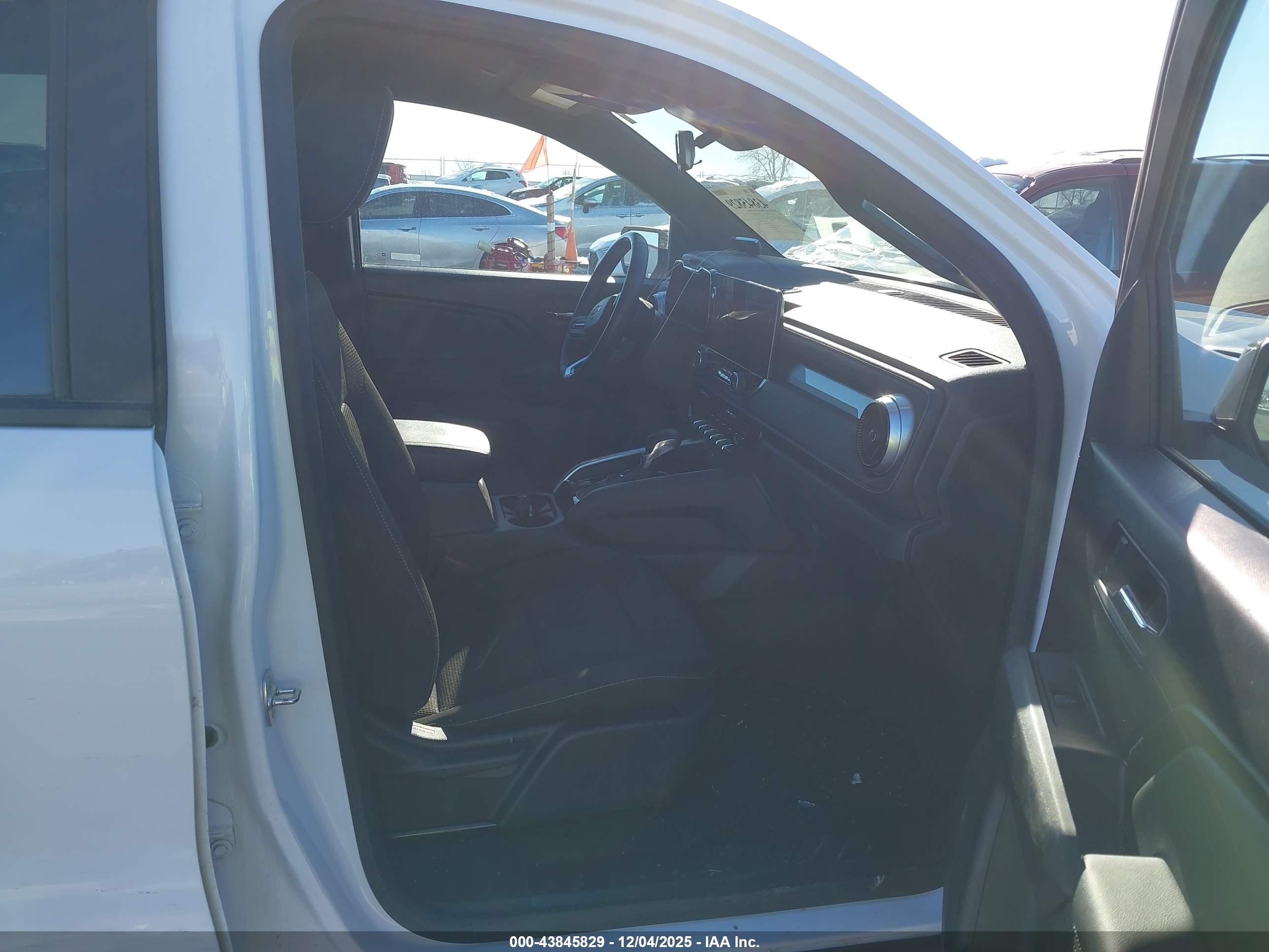 CHEVROLET COLORADO image 5