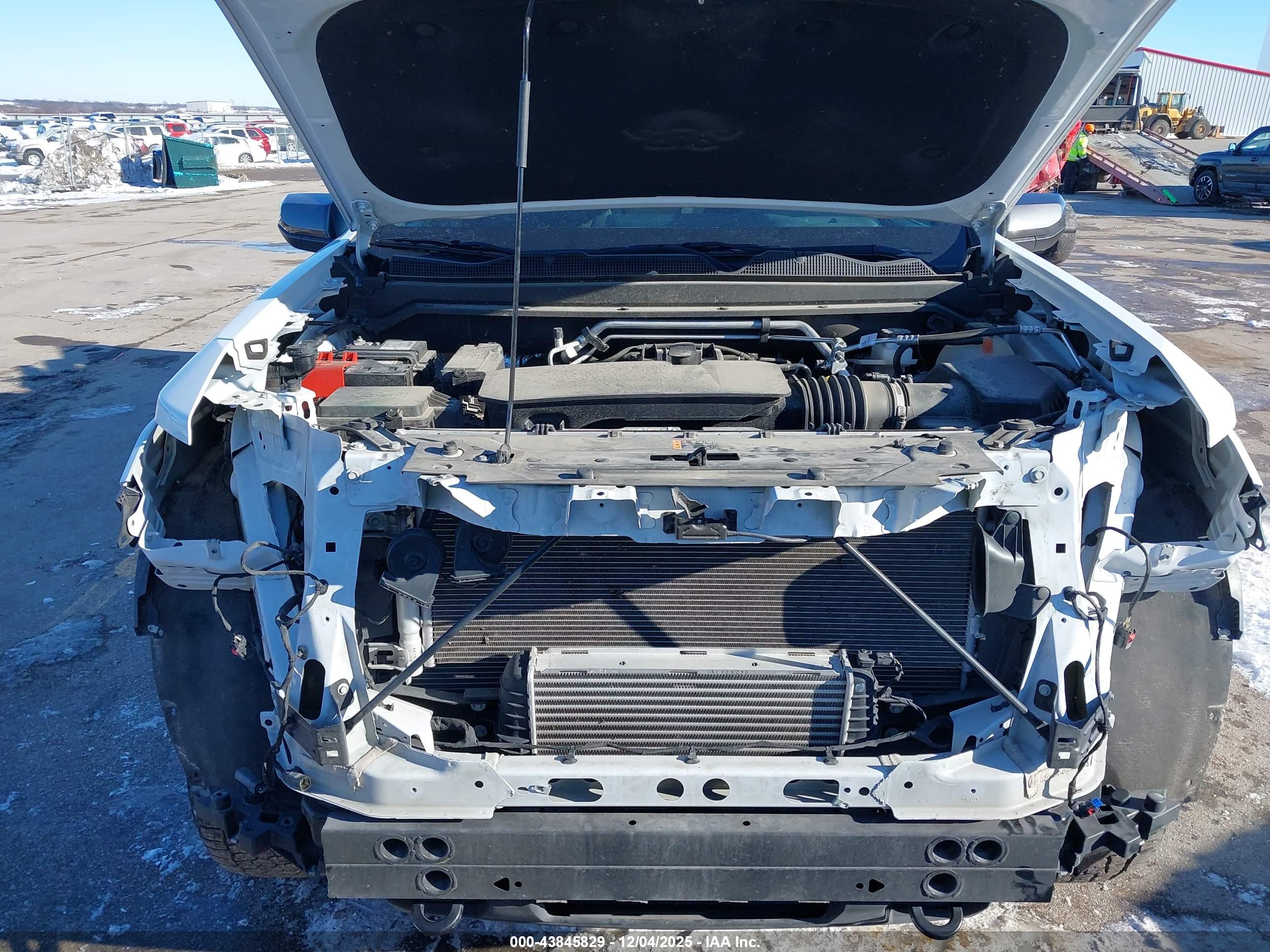 CHEVROLET COLORADO image 6