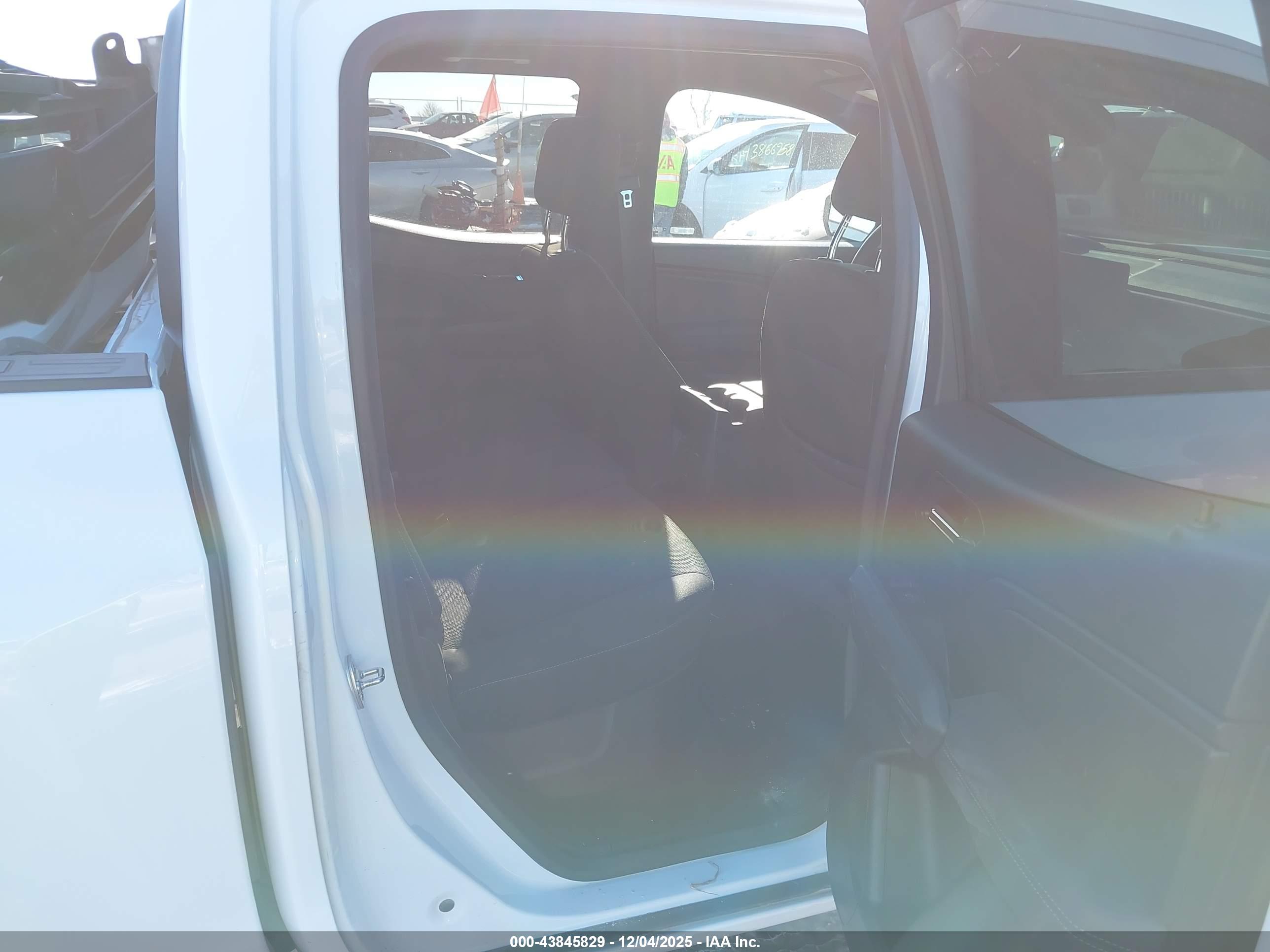 CHEVROLET COLORADO image 8