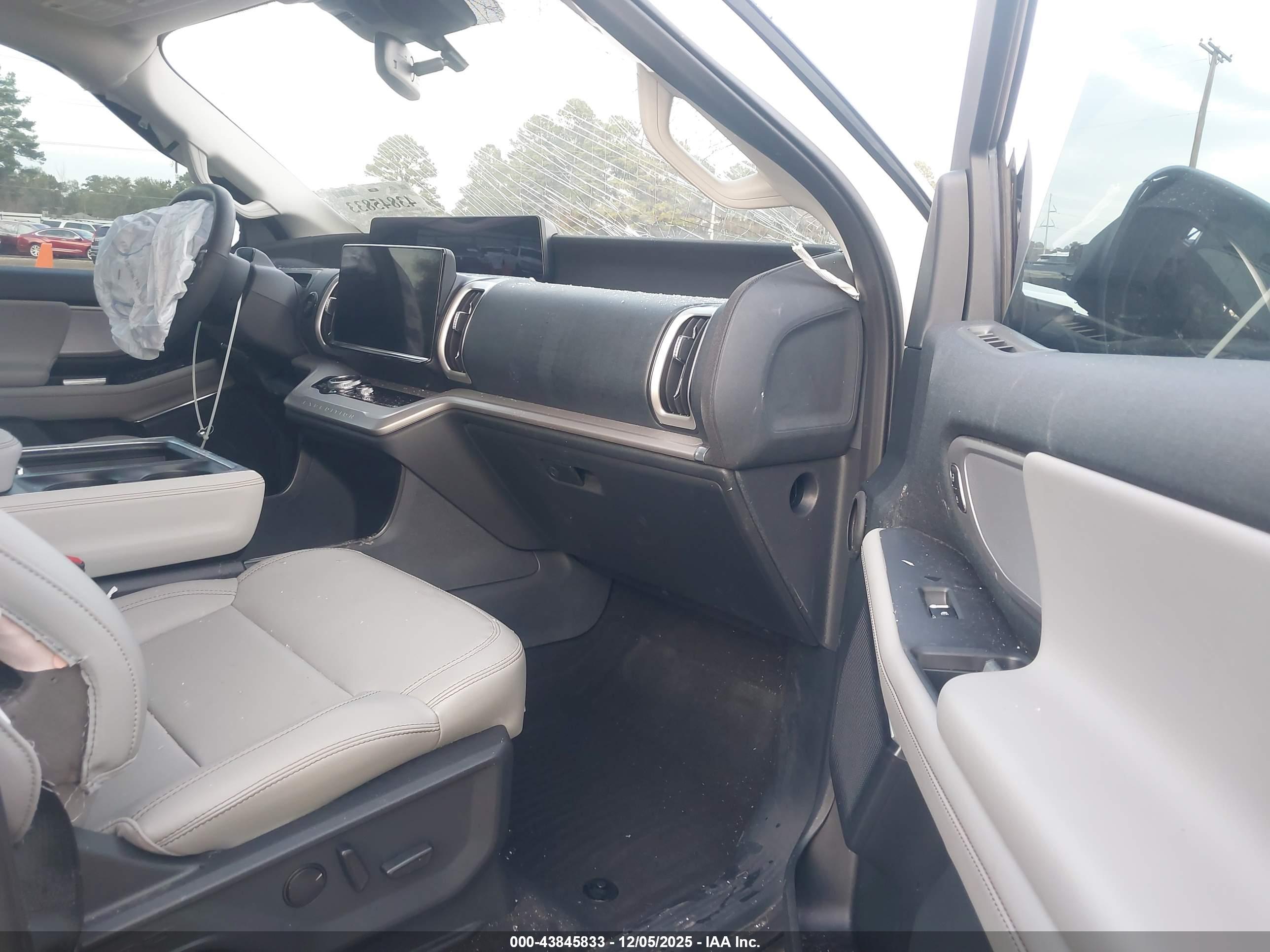 FORD EXPEDITION image 5