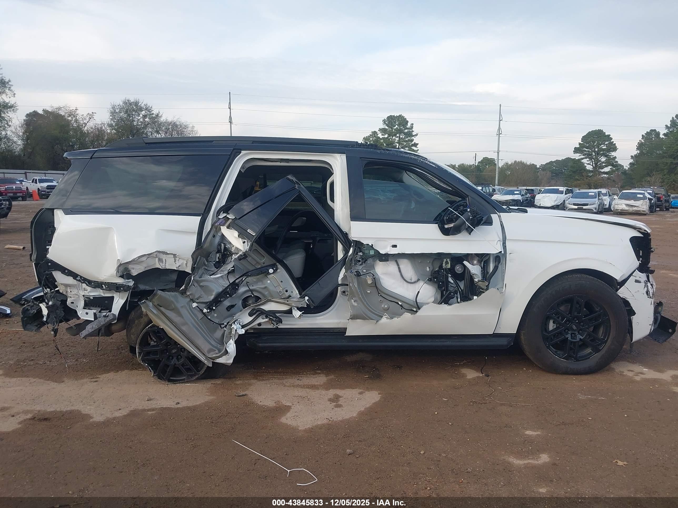 FORD EXPEDITION image 6