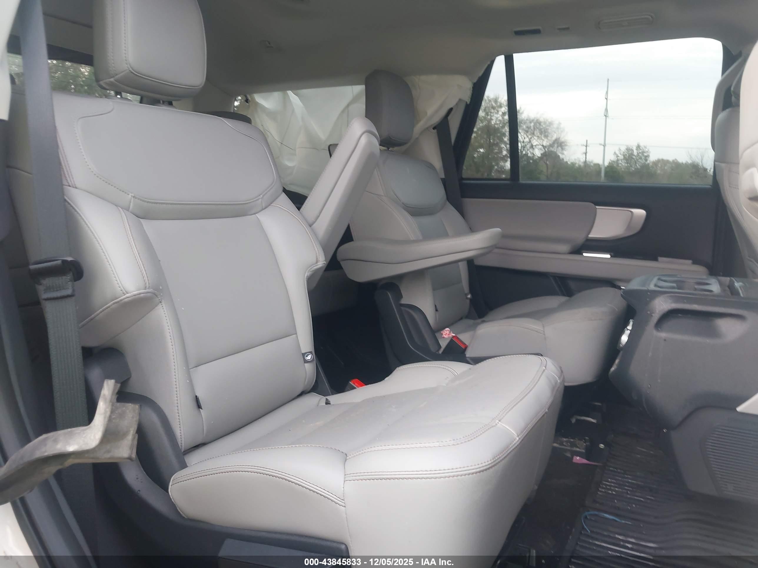 FORD EXPEDITION image 8