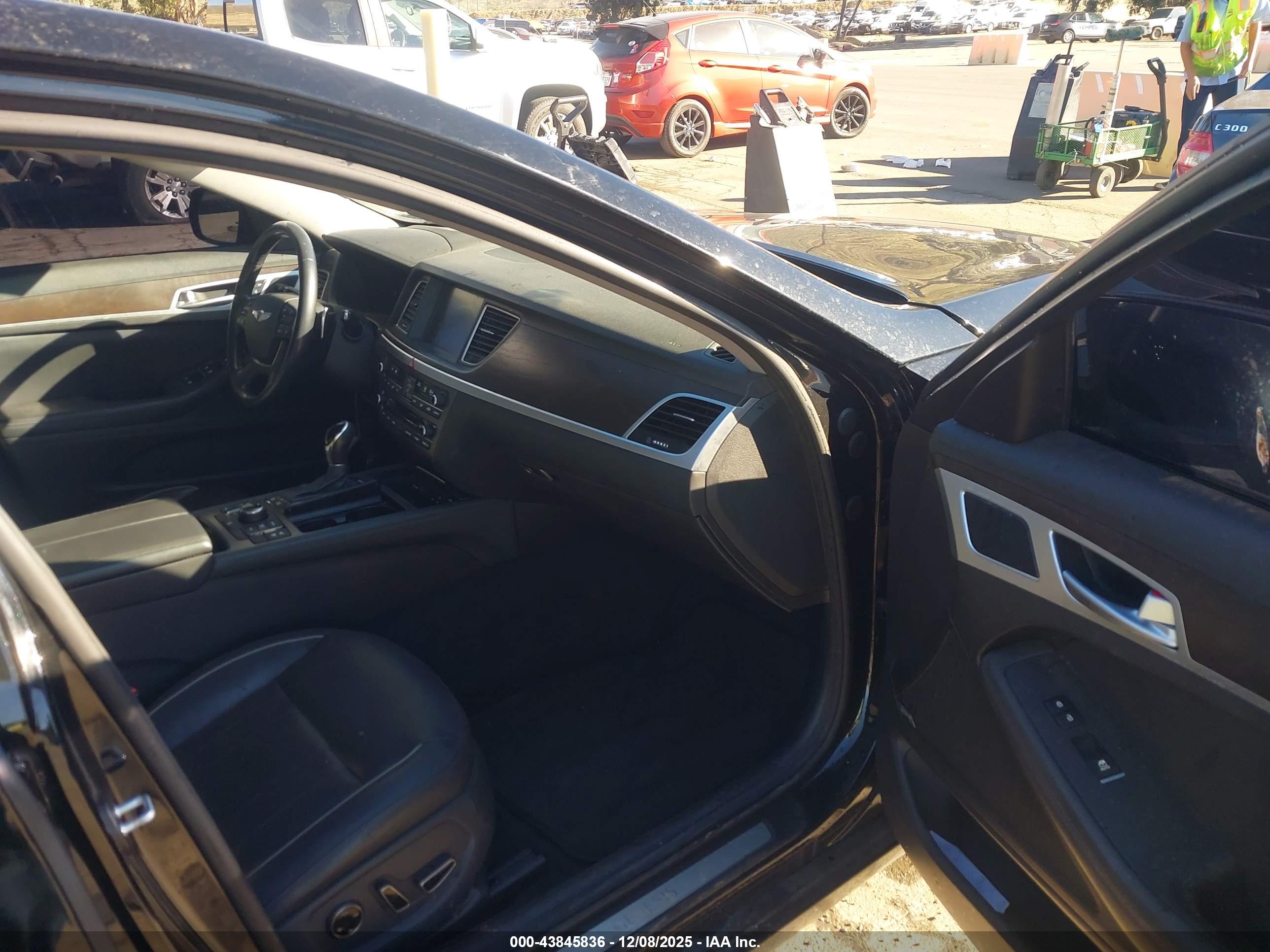 HYUNDAI GENESIS image 5