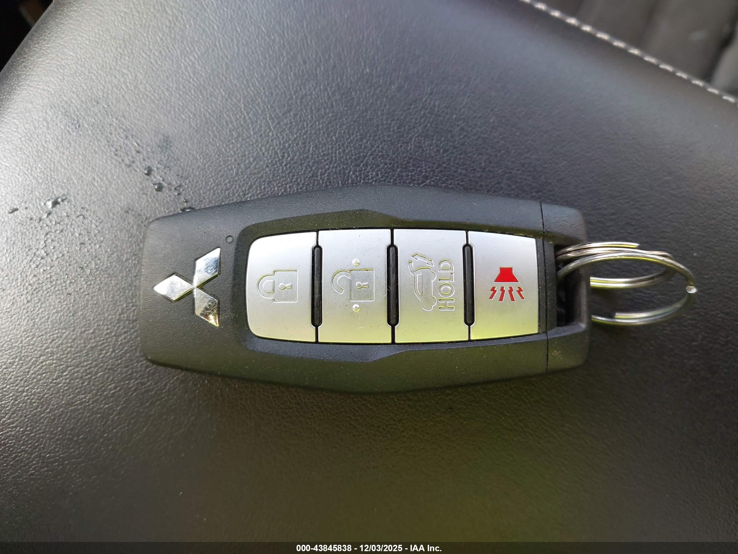 MITSUBISHI OUTLANDER image 11