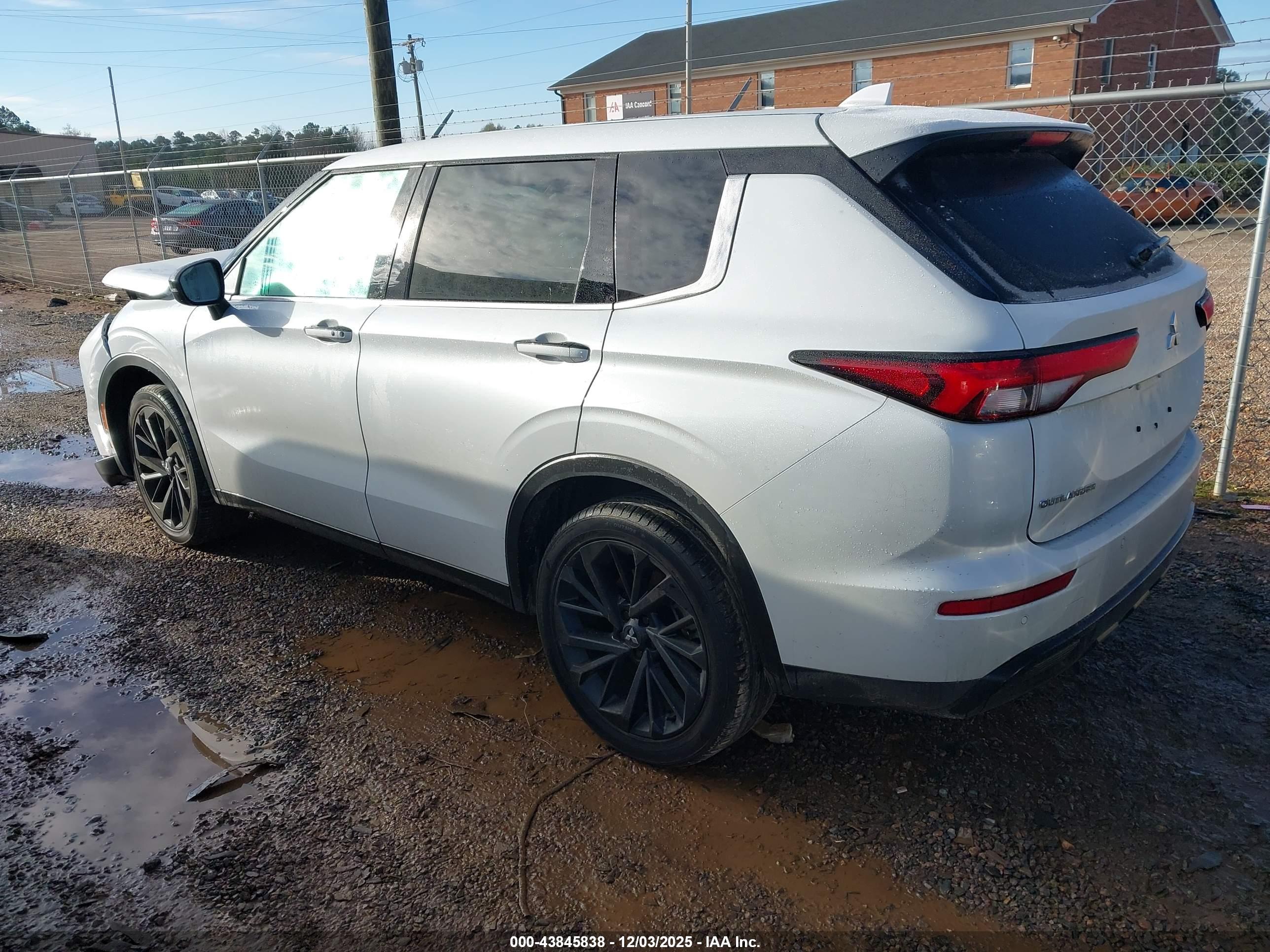 MITSUBISHI OUTLANDER image 3