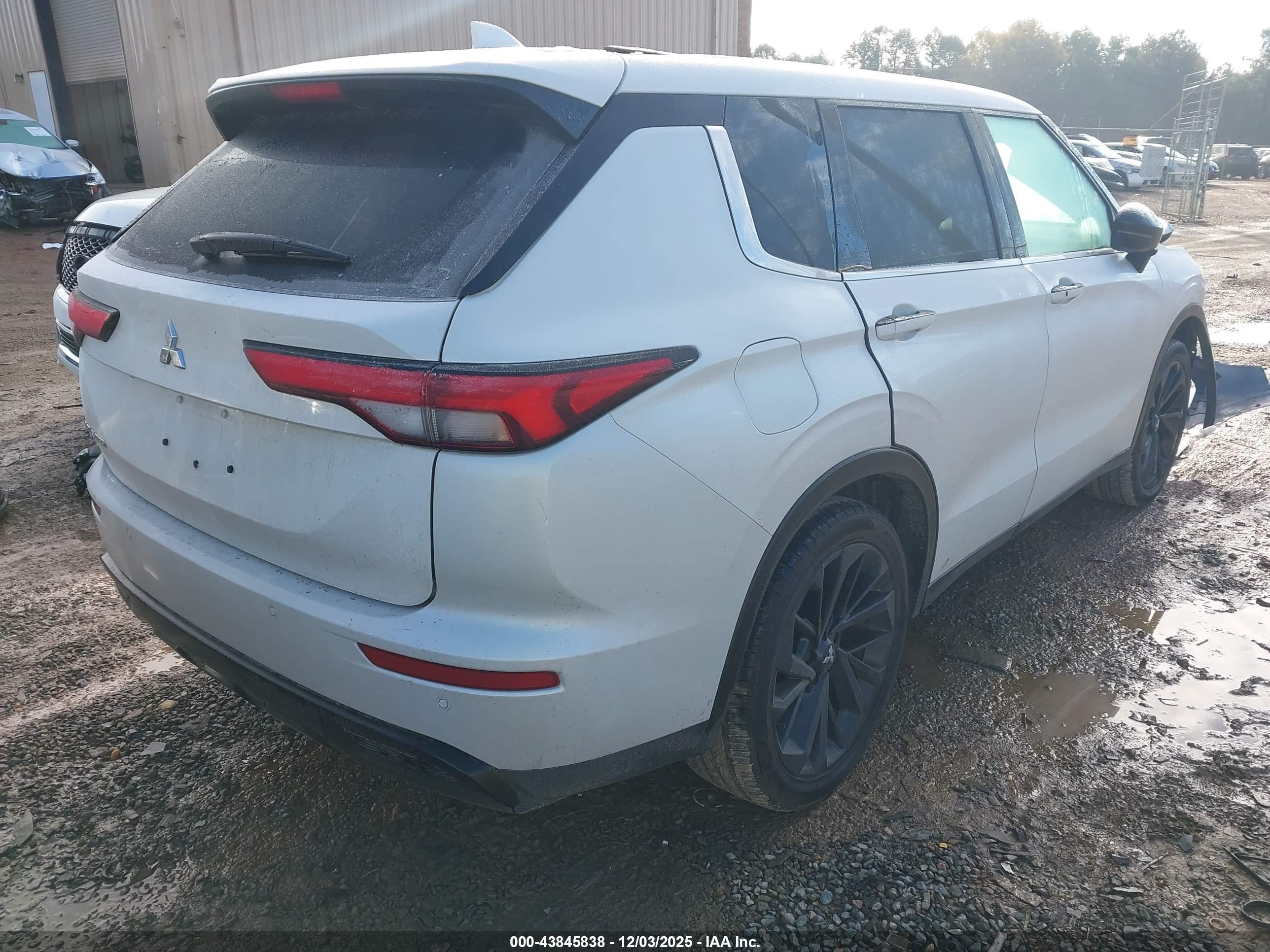 MITSUBISHI OUTLANDER image 4