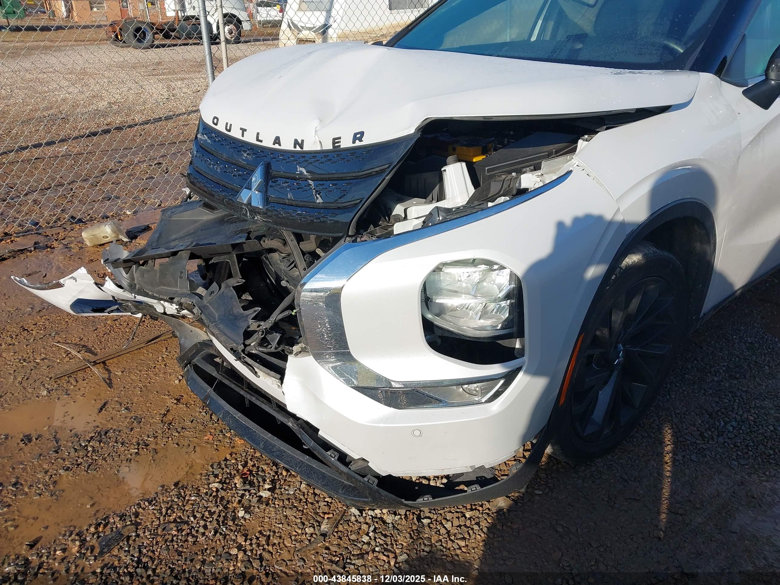 MITSUBISHI OUTLANDER image 6