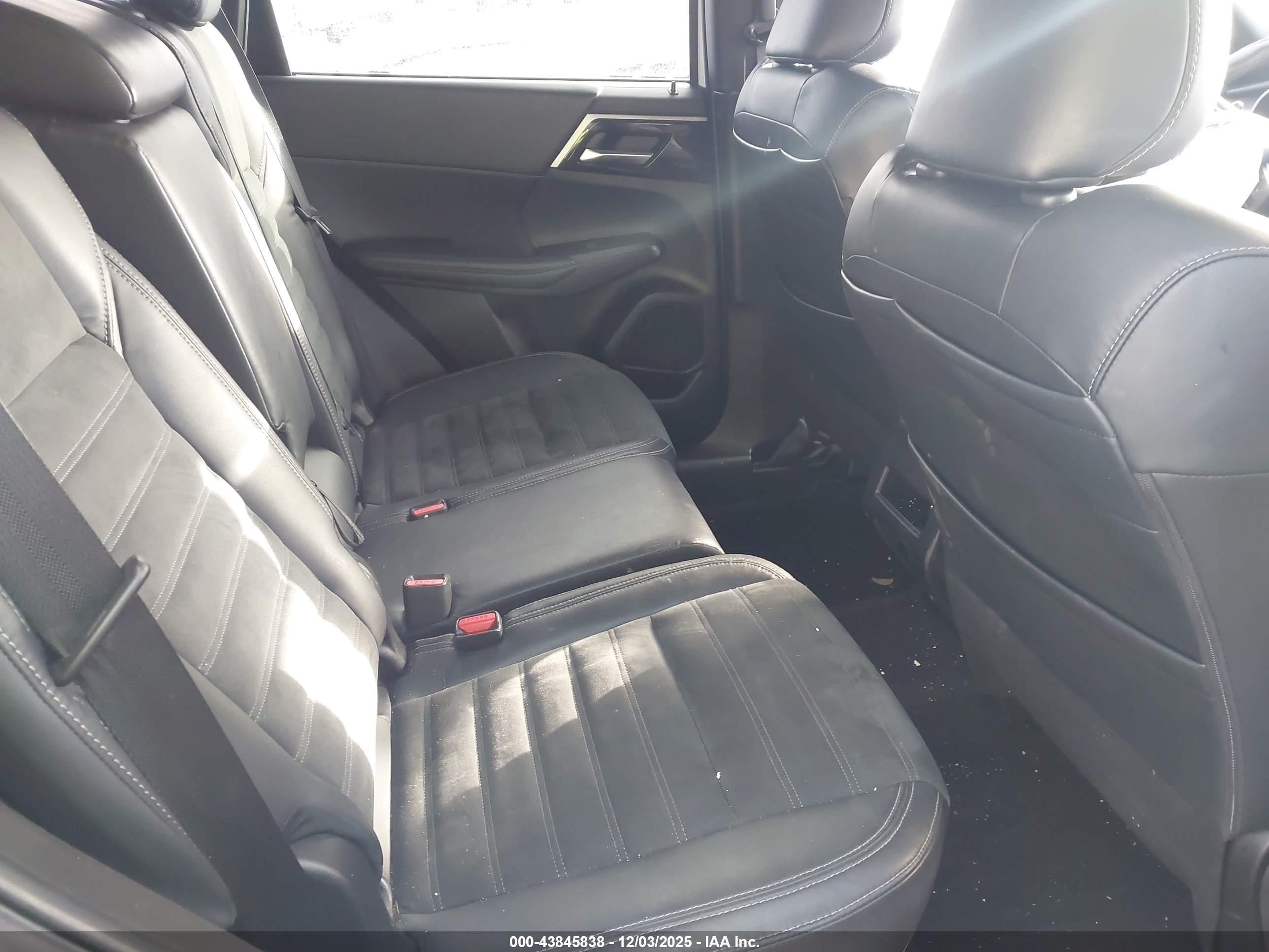MITSUBISHI OUTLANDER image 8