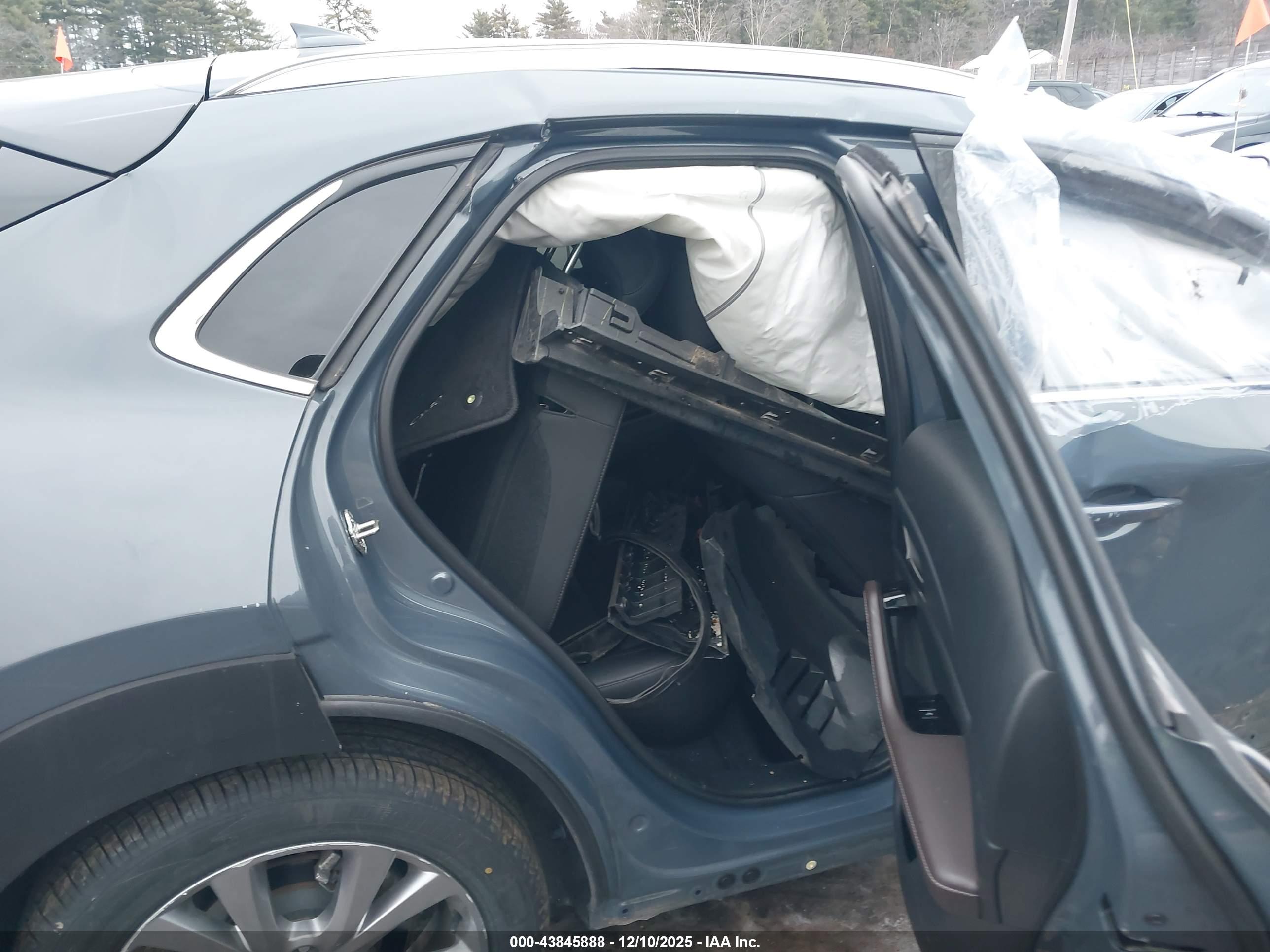 MAZDA CX-30 image 8