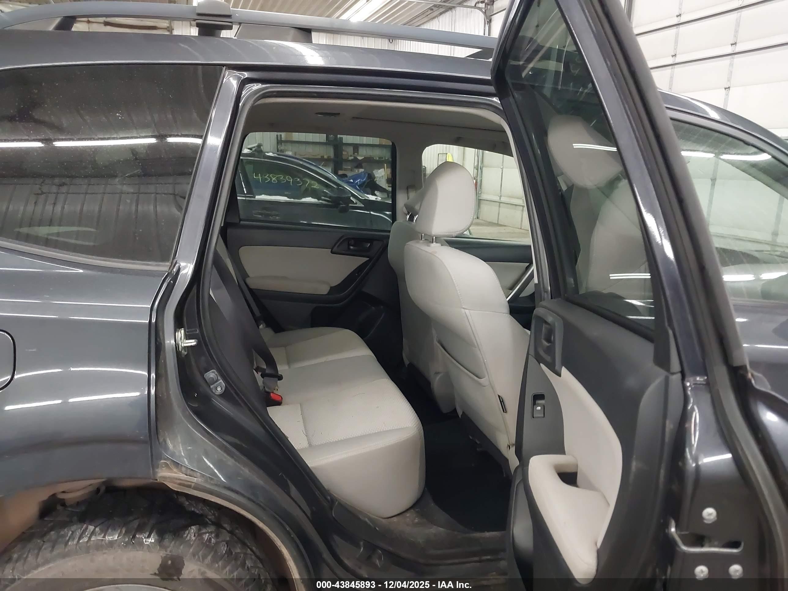 SUBARU FORESTER image 8