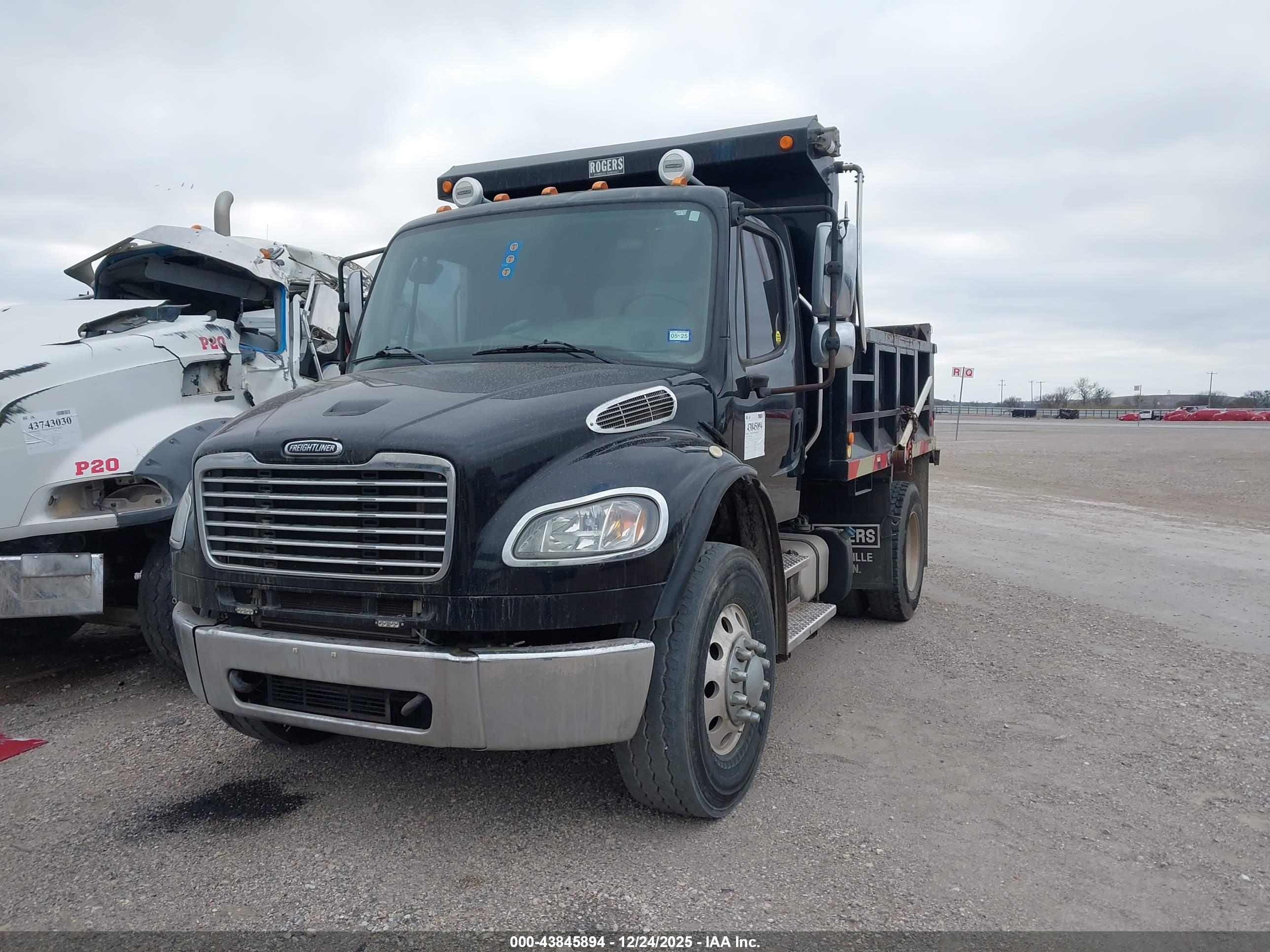 FREIGHTLINER M2 image 2