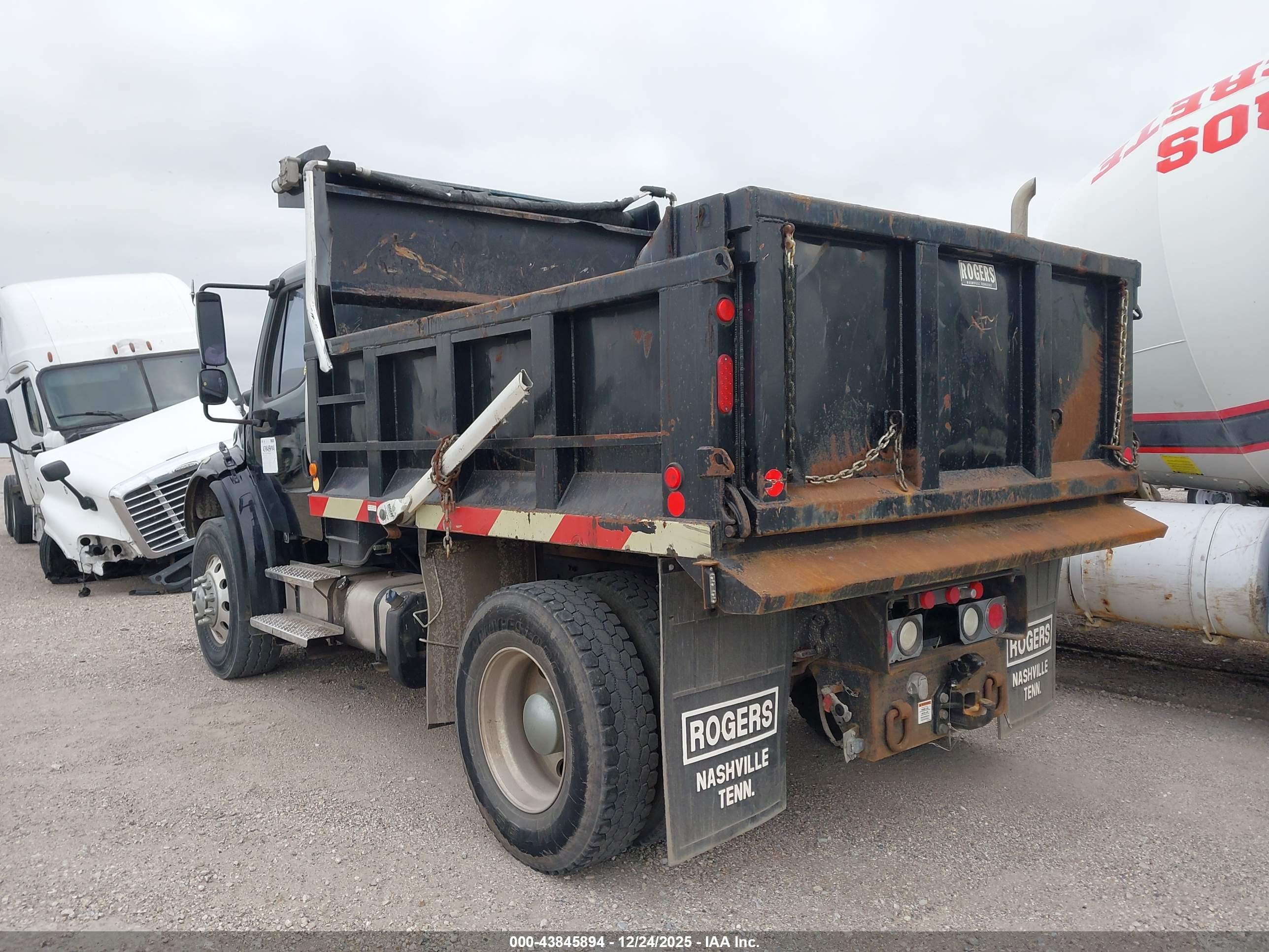 FREIGHTLINER M2 image 3