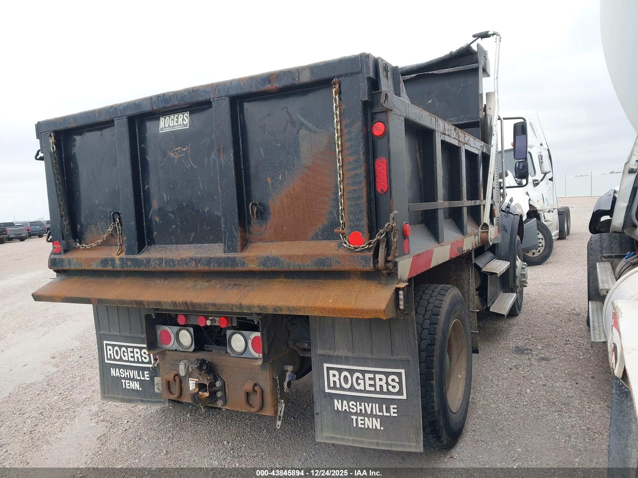 FREIGHTLINER M2 image 4
