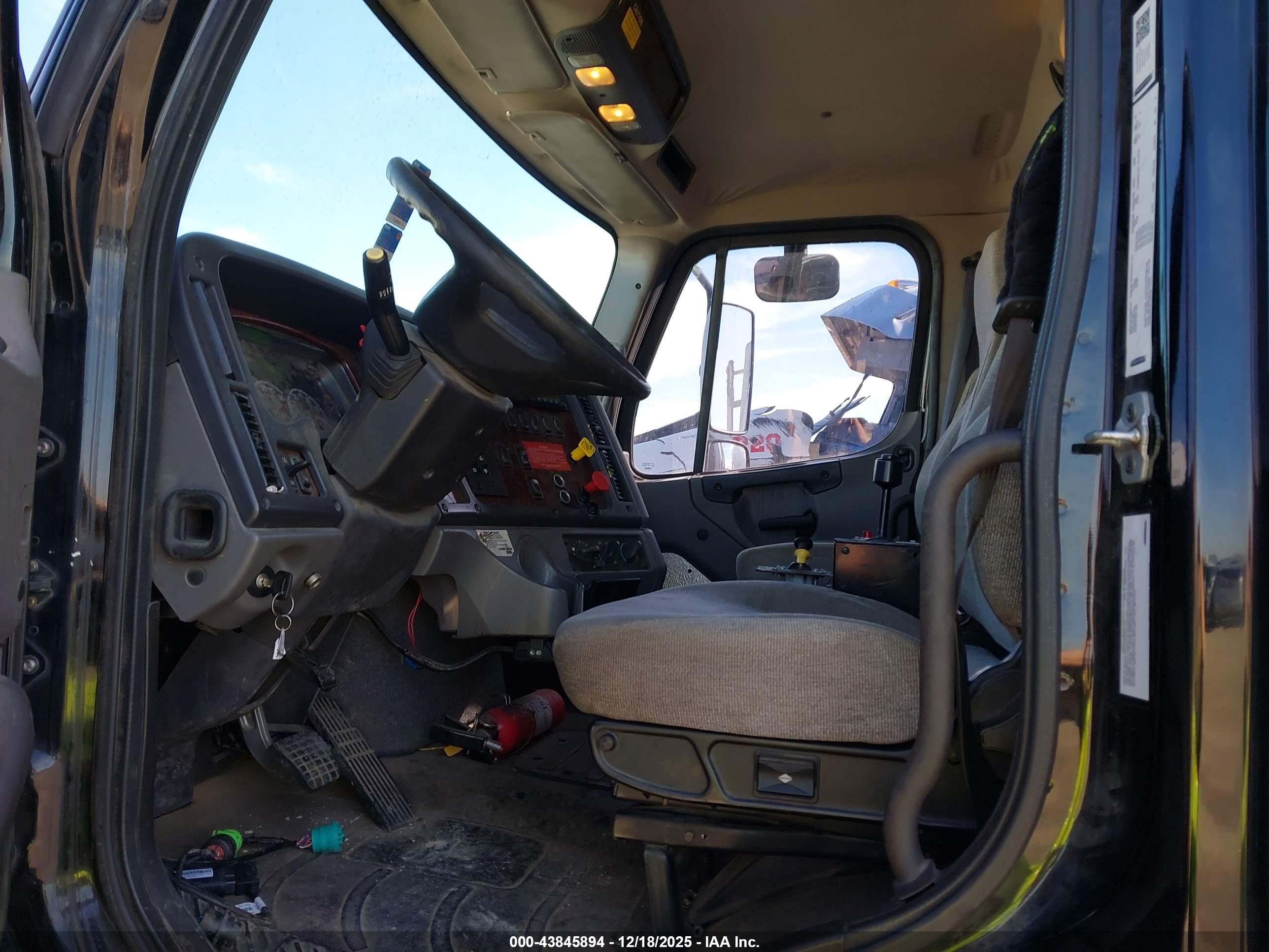 FREIGHTLINER M2 image 8