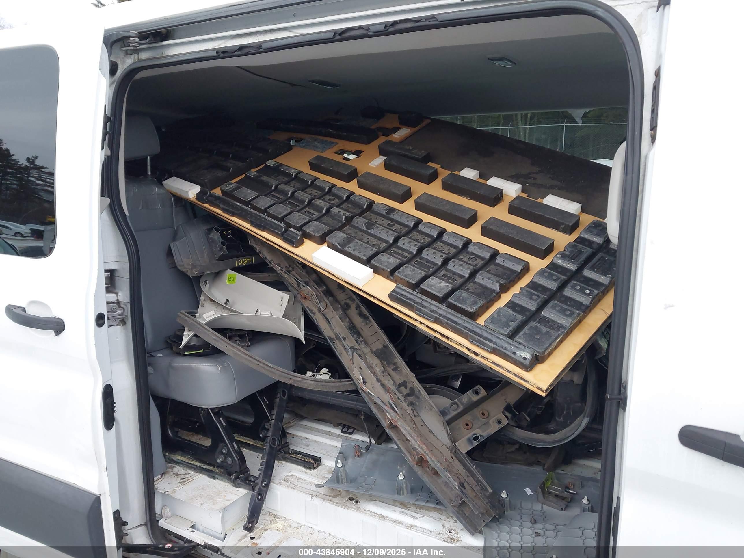 FORD TRANSIT-150 image 8