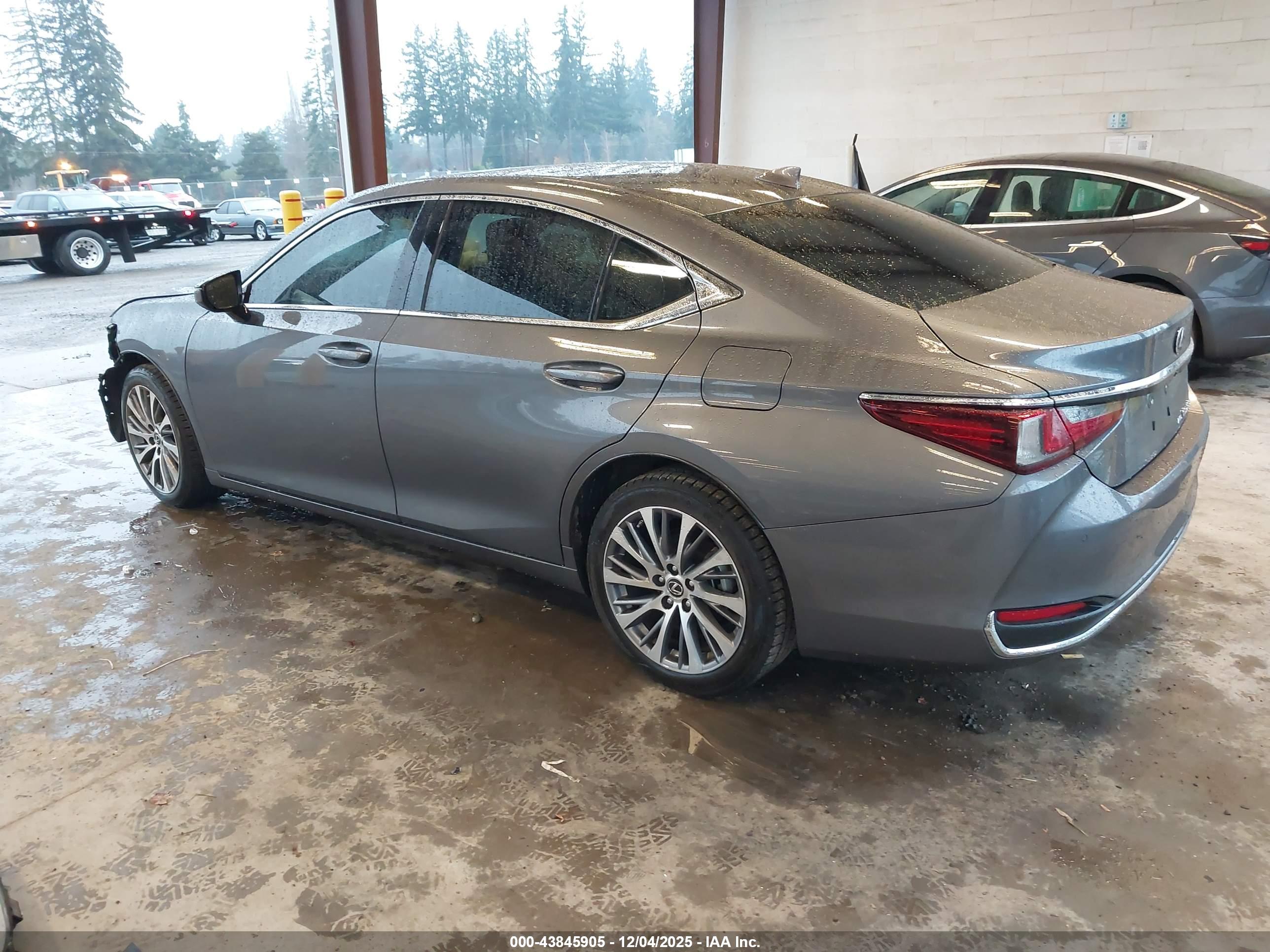 LEXUS ES image 3