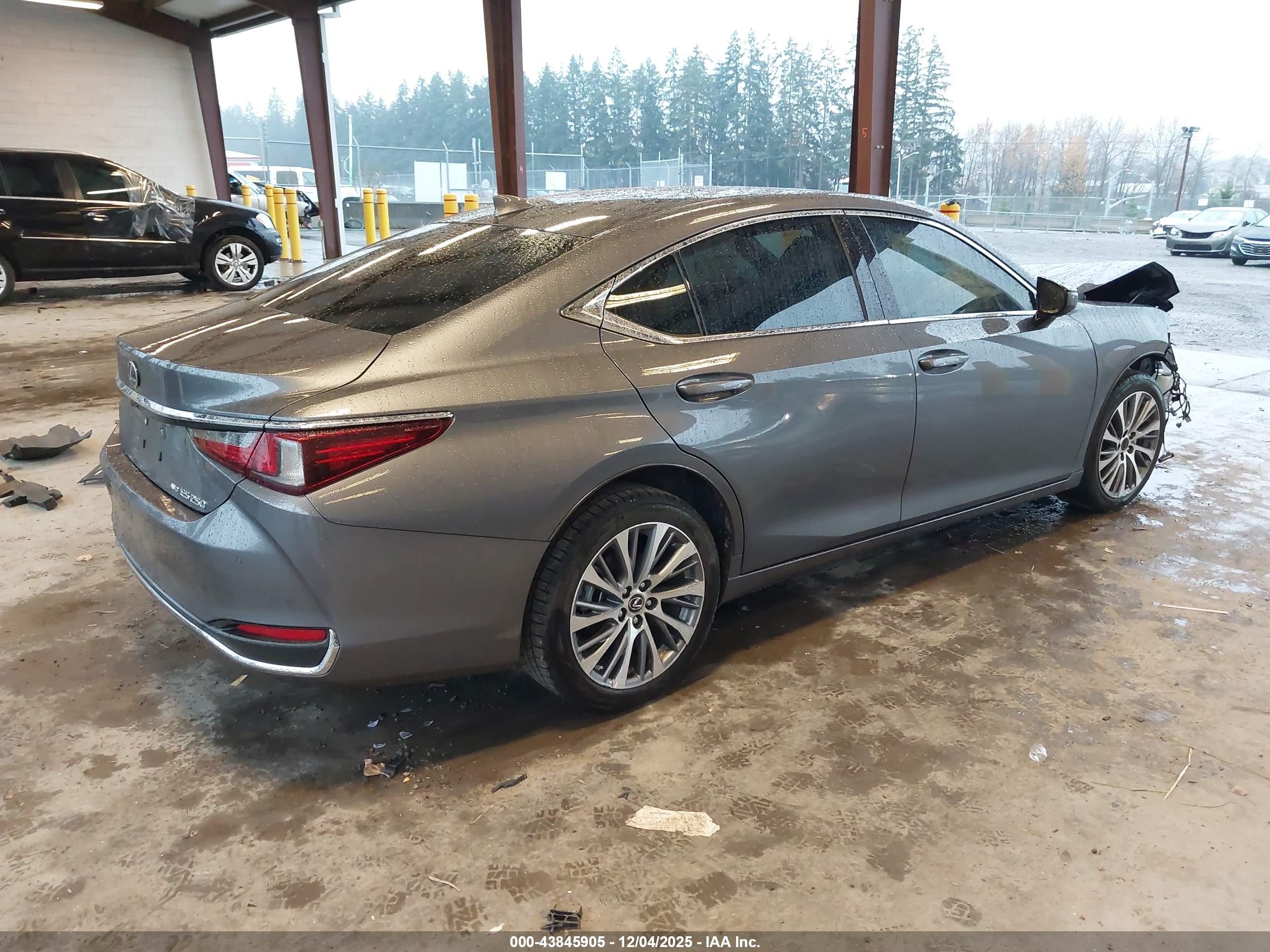 LEXUS ES image 4