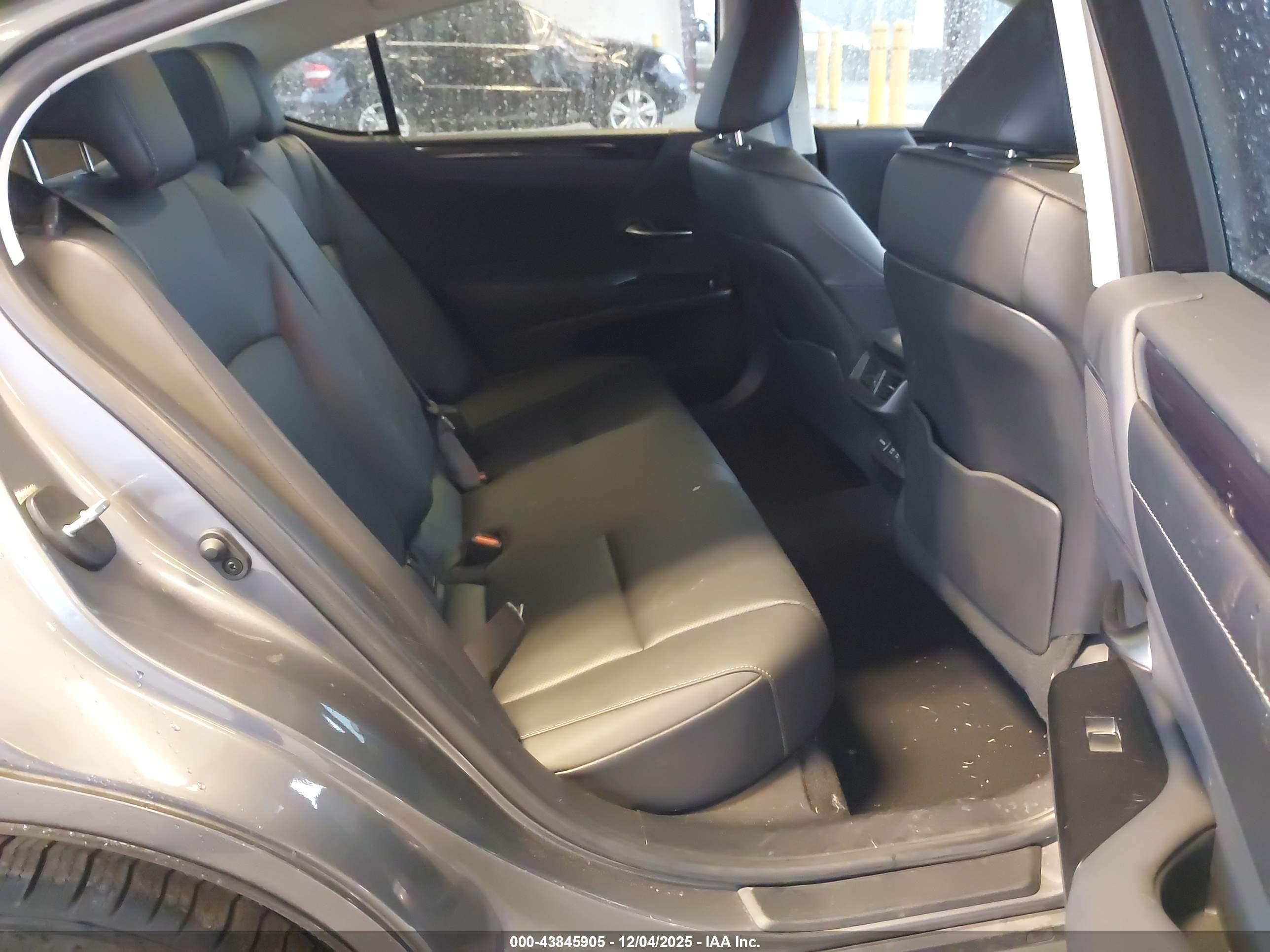 LEXUS ES image 8